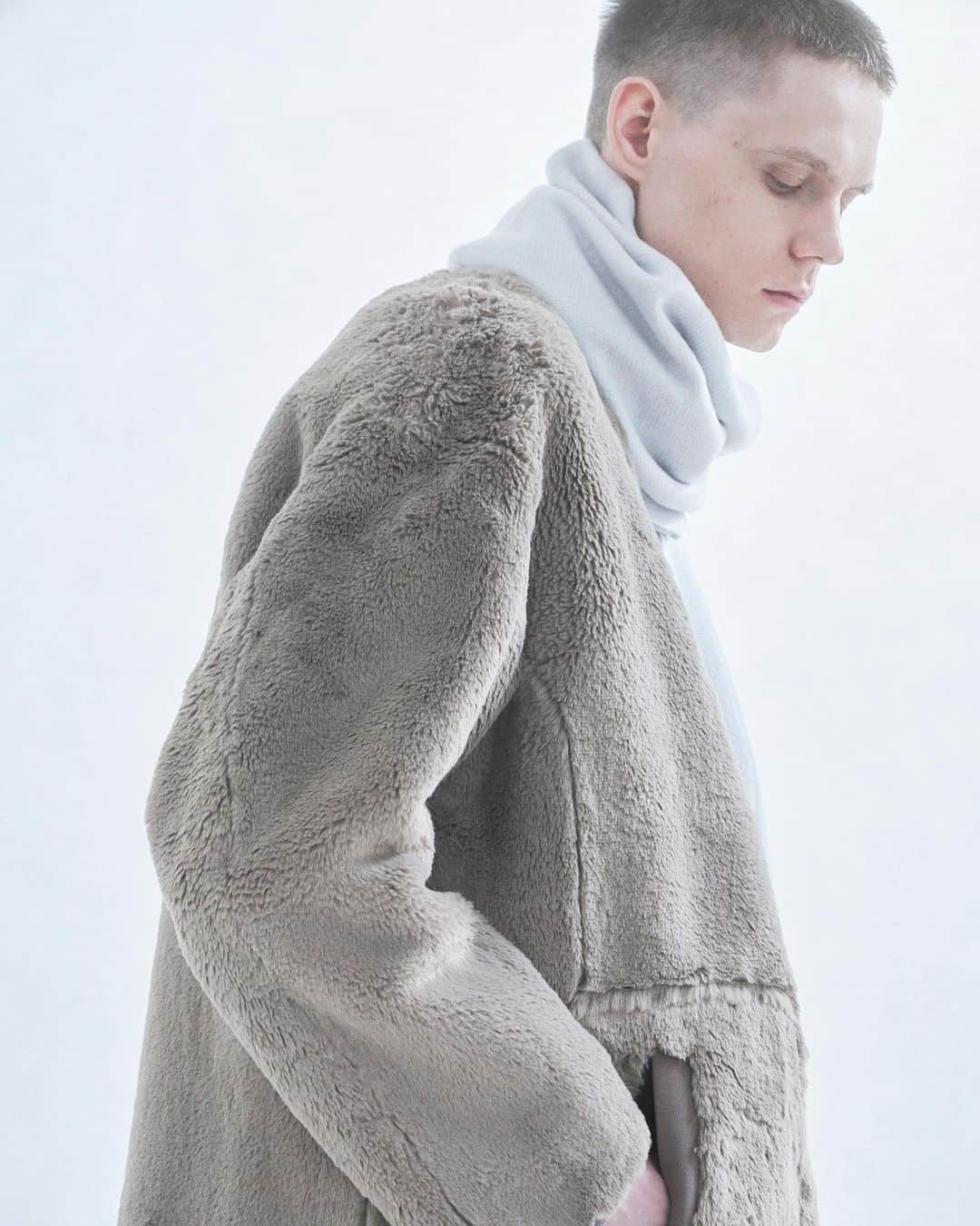 のインスタグラム：「… … AUTUMN-WINTER 2023  毛足が長く触り心地がなめらかなファー面と、きめ細かいスエード面の表裏リバーシブルで2通りのスタイリングが楽しめるエコムートンジャケット。軽量・保温性に優れ、しっとりとした質感が魅力です。 _ Eco Mouton Short Jacket CZ34FC910 _ @zucca_staff #newarrivals #autumn #winter #2023 #aw23#collection #fashion #tokyo#japan#ootd #zucca #zuccatokyo #ズッカ#ズッカトウキョウ #anetonlinestore」