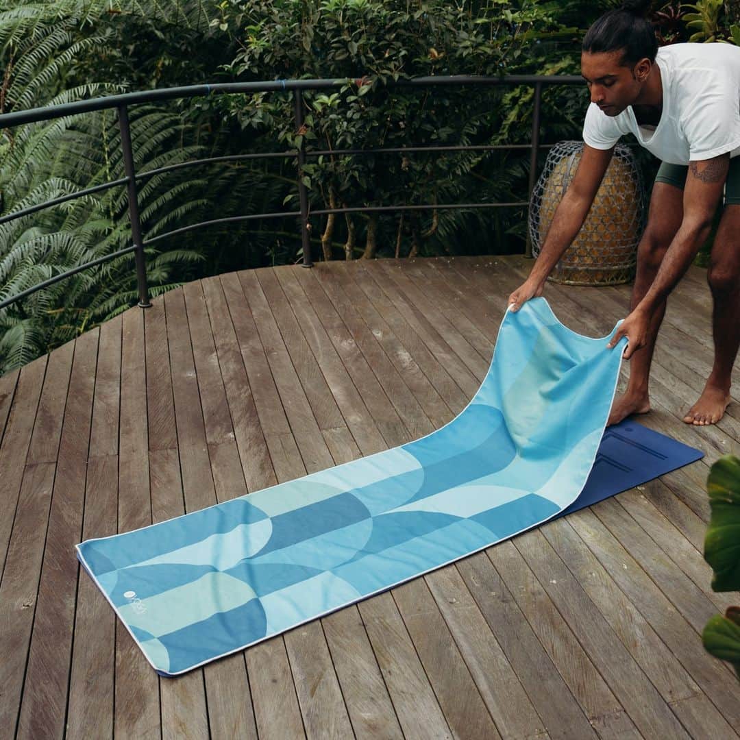 のインスタグラム：「✨ MAT TOWELS  RISE  秋は気温が下がってくる時期であり、ヨガマットが冷たく感じることがあります。 ヨガマットタオルはマットの表面を覆ってくれ、保温性を持たせることができます。  これにより、ヨガをする際の足元の冷たさを和らげ、快適に運動できます。  速乾性があり軽量で、超吸収性の滑り止めマイクロファイバーのタオル。  衛生面も安心です。  ～MAT TOWELS～ RISE ライズ  長さ182cm x 幅61cm」