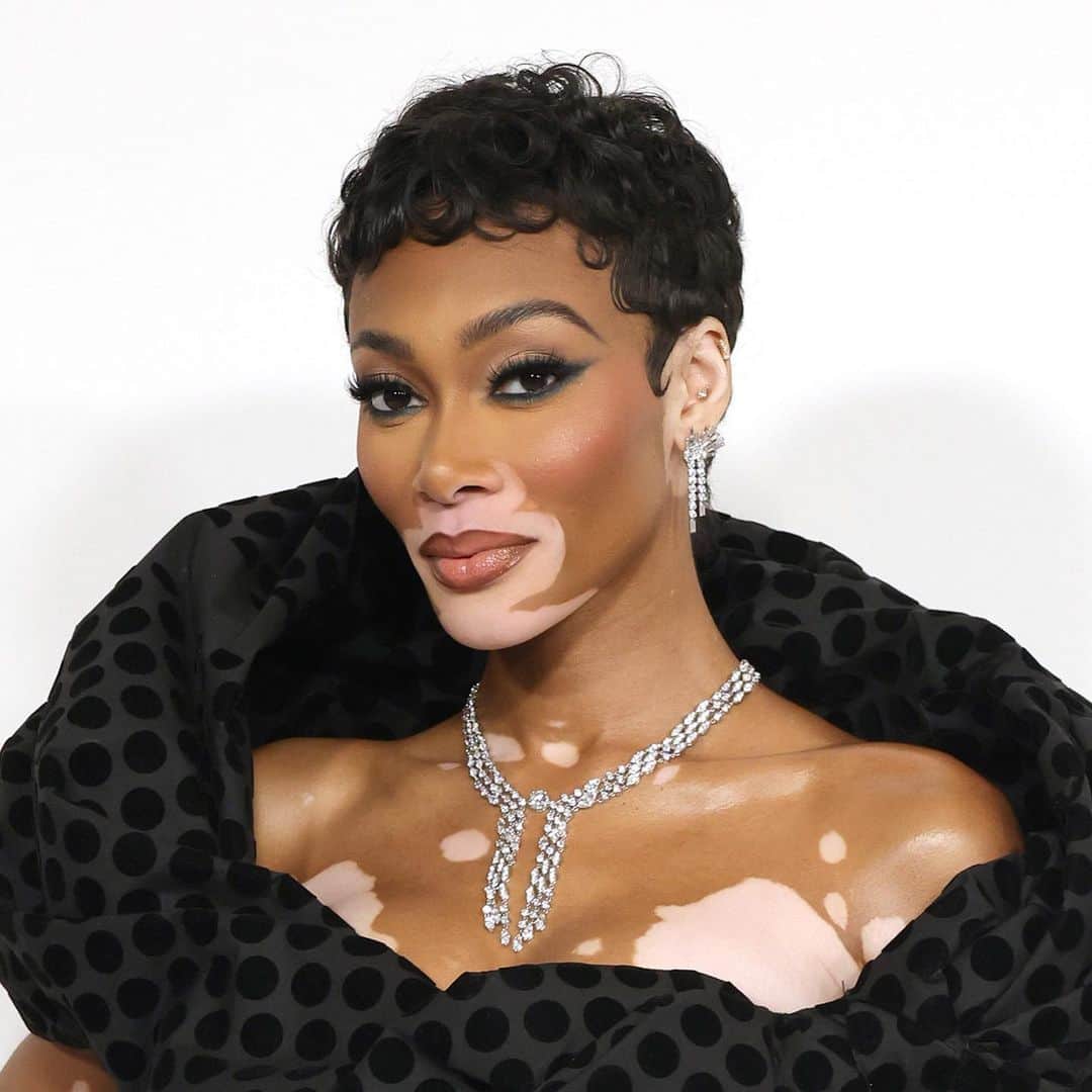 Vogue Beautyのインスタグラム：「@winnieharlow looked glamorous as she attended the 2023 #CFDAAwards. Tap the link in bio to see all of the best red carpet arrivals.」