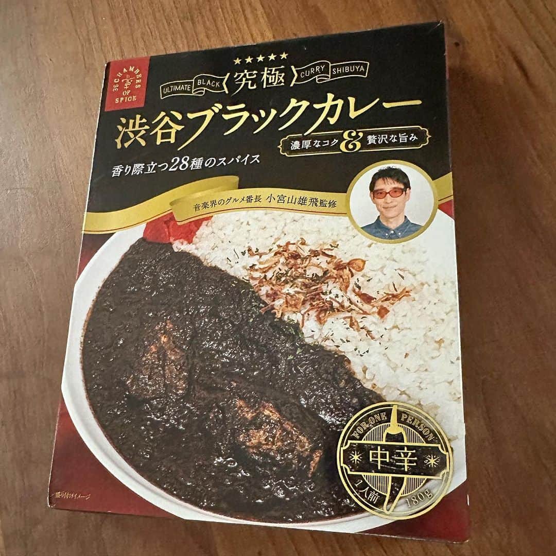 西寺郷太のインスタグラム：「#西寺郷太史料展 急な発表にも関わらず300人近いお客さんに恵まれ、一週間13時から20時まで休むことなく連続在廊という記録（？）を達成することができました。  ありがとうございました‼️  昨日は昼間、 @kitgallery にクルマで向かい荷物を片付けたり発送（そういうハッソー、ドゥザ発送）のためのレターパックにサインを書いたりしました。夜は林幸治君に呑みに誘われ、正直一週間毎晩呑んでいたので腰は重かったのですが行きつけの最高な居酒屋のクオリティに感服しながら結局一番深酒してしまいました。  今日は12月13日に再発売される「ゼロ年代のNONA REEVES」6作品のライナーノーツの締切で急いで最後の『GO』を書いています。1ヶ月前に自分的には余裕を持って執筆スタートしたんですが、結果激動で締切前にアタフタしています。  最終日に来てくれた小宮山雄飛 @yuhikomiyama 君がプレゼントしてくれた「渋谷ブラックカレー」を昼食にしました。美味しかった！  史料展やって良かったです。 11月23日の NONA REEVES 中心の下北沢 Club Que、そして誕生日当日27日は今回披露した「BABY LOVER (I can't dance with you)」「PLATONIC TRATORS」「Waiting for your justice」などのソロ曲を大樋ゆう大、磯貝一樹、澤村一平、村田シゲという最強メンバーで時を超えた初ライブ、セルフカバーということでお楽しみに^_^。  今週末は @boozy_woogie_kobe 神戸でブジウギ、来週末は渋谷OTOで 懐かしい仲間とDJパーティ「FREAKY（ノーナ・リーヴスの曲名から命名）」。  GOTAMONTH は続きます^_^‼️皆、感謝やで〜‼️」