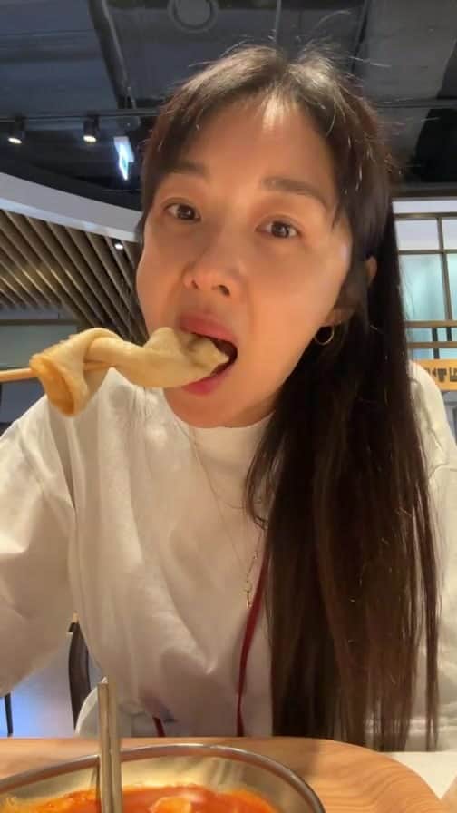 キム・ビヌのインスタグラム：「ㅋㅋㅋㅋㅋㅋㅋ혼자 밥먹기 심심해서 라방 켜봤어용 ♥️♥️  오늘하루도 즐겁게 보내세용 💕 전이만 병원뿅 가볼께용 ♥️」