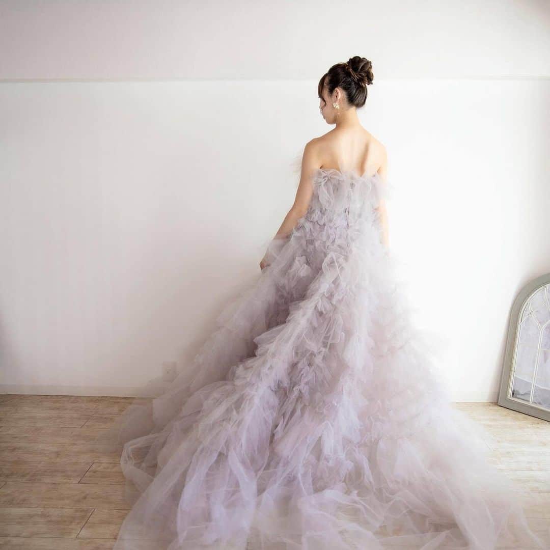 ♡プラコレWedding·⋆*さんのインスタグラム写真 - (♡プラコレWedding·⋆*Instagram)「. @placole_dressy【#DRESSY花嫁 】 【#プラコレ】をつけて投稿&フォローしてね♩ . ＝＝＝＝＝＝＝ . 花嫁さまの後ろ姿🤍  トレーンがなびいて 歩く姿はもちろん立っているだけでも 美しいですよね✨  バックスタイルのデザインも様々なので 後ろ姿もこだわって選んでみてくださいね🕊 . ＝＝＝＝＝＝＝＝ 👗photo by... @rmc_wd さま @hana_wd6121 さま @anthurium_wd さま @___tm.wd さま @k___m___wd さま ＝＝＝＝＝＝＝＝ . 『#DRESSY花嫁』『#プラコレ』の ハッシュタグをつけて写真をUPしてね✦ 花嫁アプリ『DRESSY by プラコレ』の 記事に掲載＆リグラムされるかも♩ . みなさまからのいいねや保存 コメントをお待ちしています♥️ 「このウェディングドレス可愛い！」 「ヘアスタイルも気になる！！」 「今の花嫁さんの流行りは！？」etc. . ＝＝＝＝＝＝＝＝ 花嫁アプリでは、 プロのアドバイザーに結婚式の相談を何度でも♡ ウェディングドレスの記事や、 自分のウェディングレポを残せちゃう♡” . >>>TOPのURLからcheck ⋈ @placole_dressy >>>結婚のご相談は プラコレウェディングアドバイザーへ♡ @wedding_adviser >>>ウェディングレポを残したいなら、 farny by プラコレをcheck ✎ @farny_wedding >>>花嫁準備に欠かせないアイテムをお探しなら placole & dressy Beauty をcheck ❁ @dressy_beauty_ >>>素敵なドレスに出会いたい花嫁さま♡ @dressyonline_をcheck >>>おしゃれなファミリーフォトは ドレシーベイビーをcheck 𓏸 @dressy.baby >>>鎌倉にOPEN”お花とドレスと紅茶のカフェ” @dressyroom_teaをcheck𓌉𓇋 >>>名古屋にOPEN”ウェディング体験型カフェ @dressycafe_nagoya をcheck𓌉𓇋 . ＝＝＝＝＝＝＝＝＝＝＝＝＝＝＝＝ . #一度きりの人生一度は魔法にかけられて #花嫁 #卒花嫁 #結婚 #結婚式 #試着レポ #farnyレポ #2023秋婚 #2023冬婚 #2024春婚 #2024夏婚 #カラードレス試着 #ドレス試着 #ドレス試着レポ #ドレス選び #カラードレス #カラードレス迷子 #ウェディングドレス #ドレス迷子 #ドレスフォト #ウェディングフォト #ふわふわドレス #リボンドレス #チュールドレス #トレーン」11月7日 14時09分 - placole_dressy