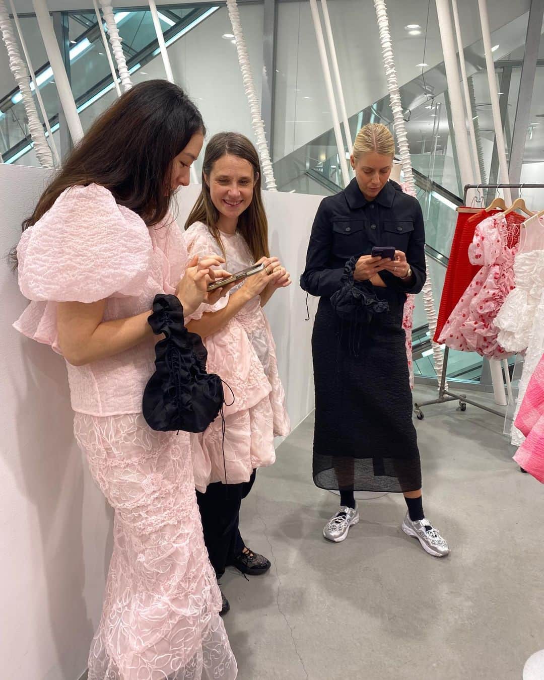小藪奈央のインスタグラム：「. @ceciliebahnsen team is here 🤍🎀 Precious moment   @doverstreetmarketginza ではスペシャルなmade to orderピースや、ランウェイフレッシュなSS24のプレオーダーができますよ！  9,10には青山でpop upもあります！ @asics_sportstyle_jp の新しいコラボもみれますが、服の販売もあるみたい。 詳しくは @ceciliebahnsen のアカウントをみて下さいね。」