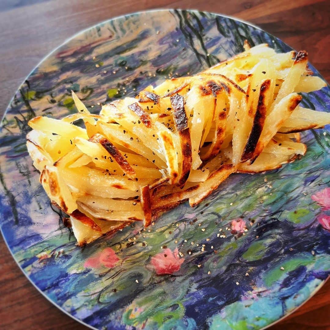 のインスタグラム：「🍽️ 一度帰宅できたので… お家でお昼ご飯♪  帰宅中に Ｘで見たポテトチーズ巻きが 美味しそうで作ってみたけど… ズボラな私はポテトを粗く切り過ぎ😅 巻き…と言うより 何かオブジェみたいになったw  でも、味は美味しかったよ😋 ポテトはカリカリ 中のチーズはトロトロ〜🧀💕 #おうちごはん  お皿は 松崎亜希子ちゃんから いただいた 海外のお土産♡ とっても可愛くて お気に入り♡」