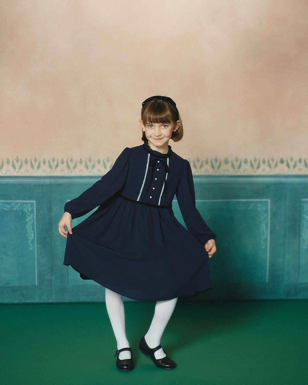 こども ビームスのインスタグラム：「【Ceremony Style for Kids】ベルベットリボンやパールボタンのクチュール感にときめくワンピース。同デザインで170cmサイズまでご用意、小学校卒業のお子さまにも。姉妹でリンクコーデも楽しめます。  @kodomo_beams #kodomobeams #beams #kidsfashion #ビームス #こどもビームス #セレモニー #卒入園 #七五三 #発表会  #お呼ばれ  #こどもふく」