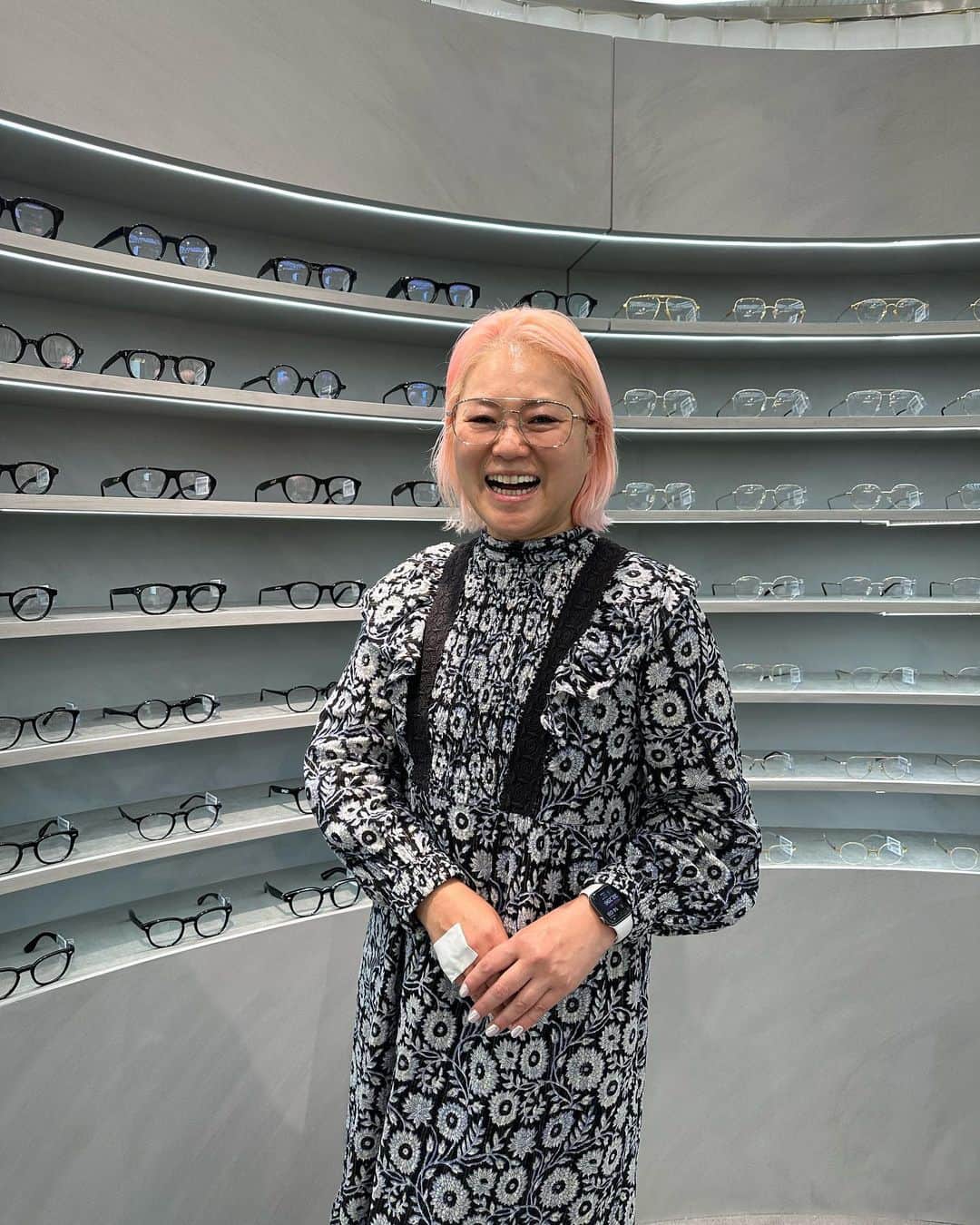栗原友さんのインスタグラム写真 - (栗原友Instagram)「@eyethink_eyewear 渋谷パルコにあるEYETHINK さんにメガネを作りに来たよ。メガネといっても老眼鏡だよ🤩 メガネって過去に数回しか作ったことがないから技術が進んでてもう驚きだよ。瞳孔の位置とか測って、メガネかけた時に疲れないようにしたりできちゃうんだって、すごくない？ 私が選んだフレームはスカヨハをイメージしたよ。出来上がりが楽しみ‼️」11月7日 14時14分 - kuri__tomo