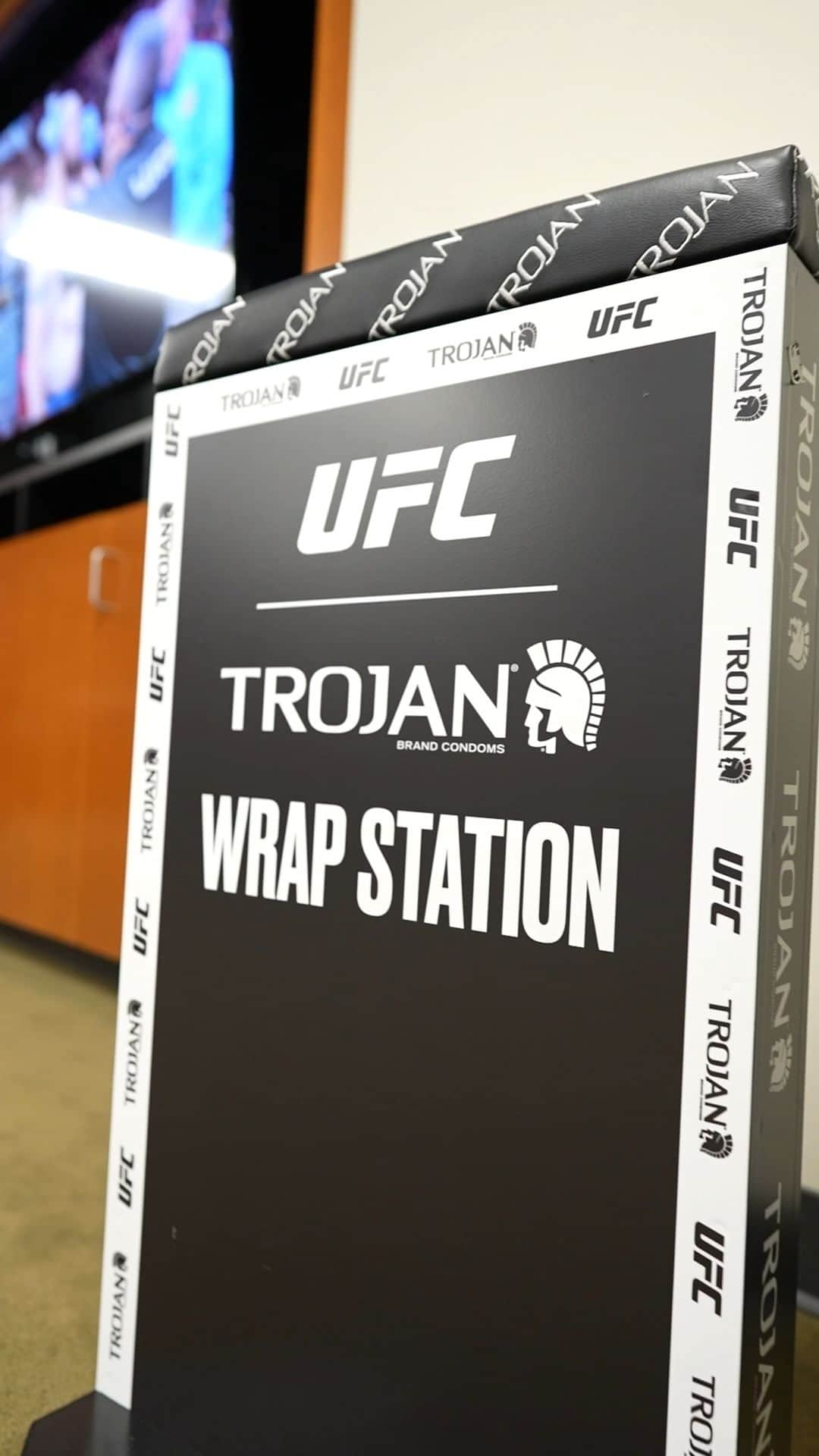 UFCのインスタグラム：「Get ready for #UFC295 and remember to protect yourself at all times! 🫡  [ B2YB @TrojanBrandCondoms ]」