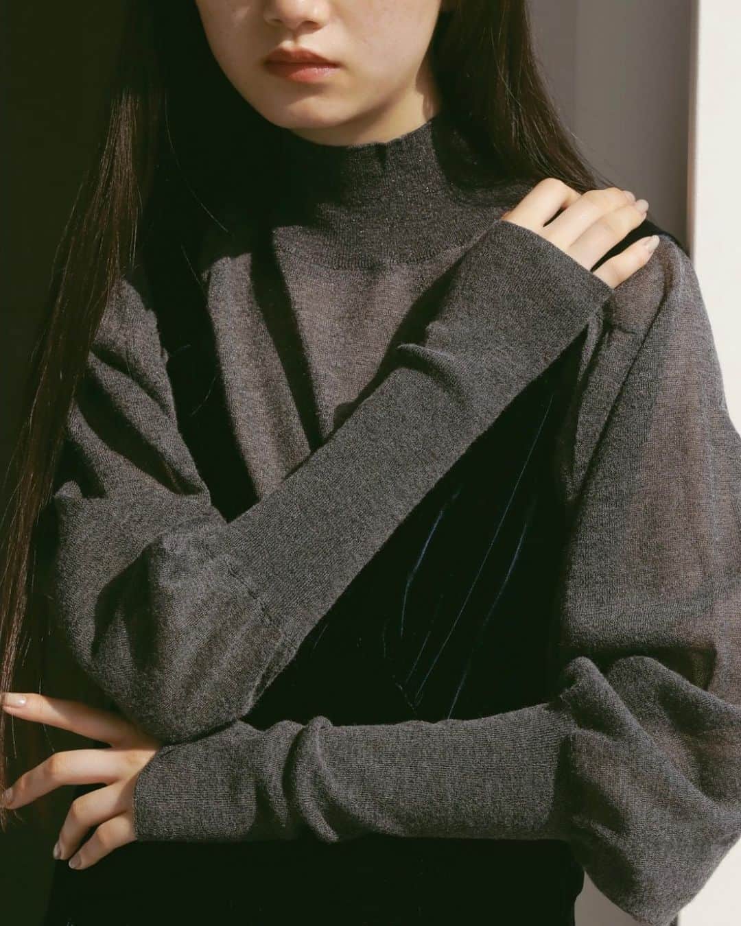 のインスタグラム：「COMING SOON  ベルベットマーメイドIラインドレス ¥33,000 Color GRAY / NAVY  国産のベルベット素材を使用したマーメイドIラインドレス。  ストラップは華奢すぎず太めに。胸のカットのカーブにも拘り、女性らしいエレガントなカットラインにしています。   ETHICAL POLICY ECO / JAPAN FABRIC   —————————————————————————  #casafline #sustainable #ethical」