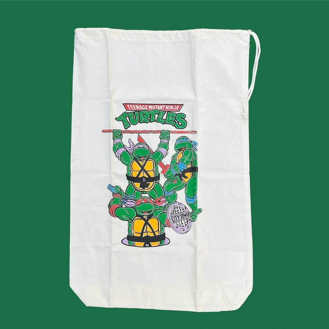 おもちゃやSPIRALのインスタグラム：「90's Turtles Laundry Bag入荷しました！  Dead Stock✨  使っても飾ってもかわいいです！」