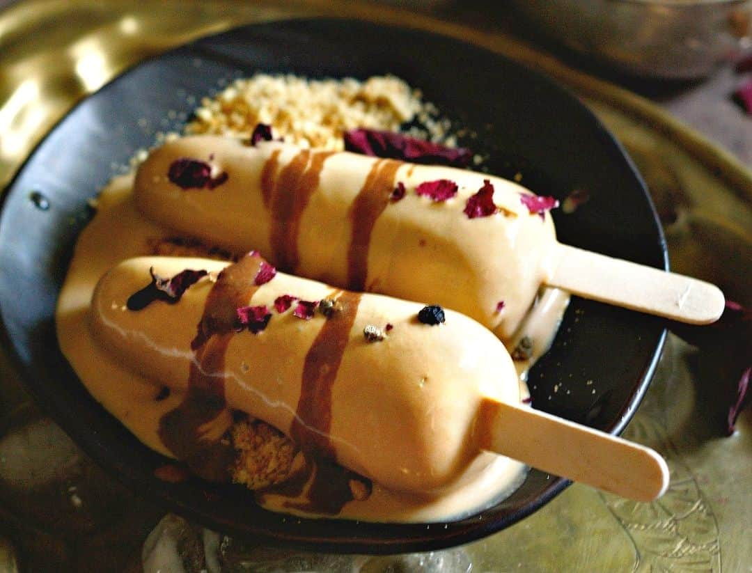 Archana's Kitchenのインスタグラム：「#DiwaliRecipes   Impress your guests with a delectable dessert that's sure to satisfy! Try this creamy Masala Chai Kulfi topped with biscuit crumbles and dry rose petals. It's perfect for any celebration!  Search for the recipe "Masala Chai Kulfi Recipe With Bourbon Chocolate Syrup" on our website www.archanaskitchen.com or app "Archana's Kitchen"  #diwali #diwalisweets #diwaligifts #diwalivibes #diwalispecial #sweets #diwalihampers #happydiwali #indiansweets #diwalicelebration #foodie #homemade #food #diwaliparty #instafood #indianfood #mithai #diwalicelebrations #besanladoo」