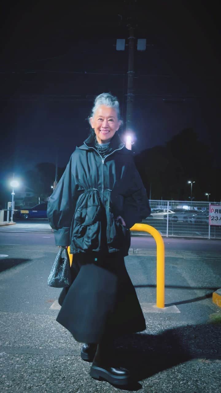 内藤朝美のインスタグラム：「🖤 今の気候にもとっても重宝しているバルーンなジャケット。紐で形が色々に変化するから楽しいの！ @ommo_official_」
