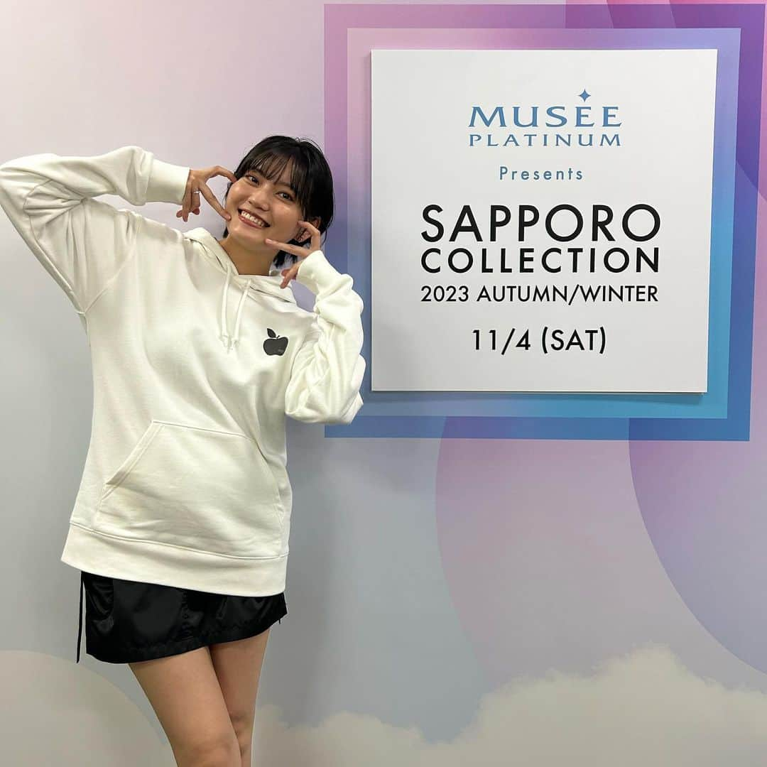 リチさんのインスタグラム写真 - (リチInstagram)「SAPPORO COLLECTION 2023 A/Wにて クロちゃんが出演するUP-Tさんのステージで ドッキリ出演させてもらいました！！  クロちゃんにはサツコレに行くこと内緒にしてて ランウェイでゆいちゃみちゃんとイチャイチャ歩く クロちゃんのところに乱入しました🔥🔥✌️✌️  お揃いのサツコレコラボパーカーで 一緒にステージ立てて嬉しかった☺️ ありがとうございました！！  同じ事務所のBiTE A SHOCKさんも サツコレに出演していて 会場で一緒に写真撮ってもらいました✌️✌️ 女子メンバーみんなかわいい。。🫶  #サツコレ #サツコレ23aw #クロちゃん #upt #アップティー」11月7日 14時42分 - richi_bousho