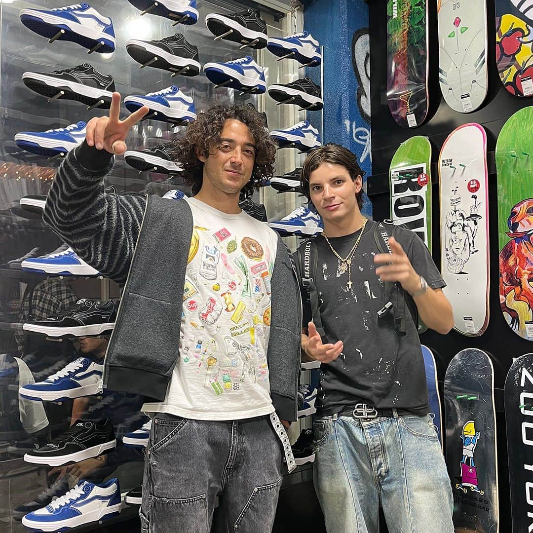 スケートボードのカリフォルニアストリートのインスタグラム：「昨日は、VANS presents / Rowan Meet & Greet at CALIFORNIA STREET にご来店頂き誠にありがとうございました‼️  Rowan Zorilla と Etienne Gagne と皆様で楽しいひと時を過ごせたことをうれしく思います😀 今回リリースされた ROWAN2 モデルですが、当店オンラインショッピングでもご来店でも、Tシャツ / メッシュキャップ / バッジ / ステッカーのノベルティアイテムセット付きで販売開始しておりますので、お見逃しなく💁‍♂️ ノベルティアイテムは先着順となり、無くなり次第終了となります💨 よろしくお願い致します🙏  #vans #バンズ #rowanzorilla #ローワン   CALIFORNIA STREET 東京都渋谷区代官山町7-3 Tel 03-3461-9725 Store Hours 12:00 ~ 19:00 通販 : 17時までのご注文で即日発送 年中無休(12/31 ~ 1/3 を除く)  #skateboard #skateboarding #skater #カリフォルニアストリート #カリスト #スケートボード #スケボー #スケーター #californiastreet #calst」