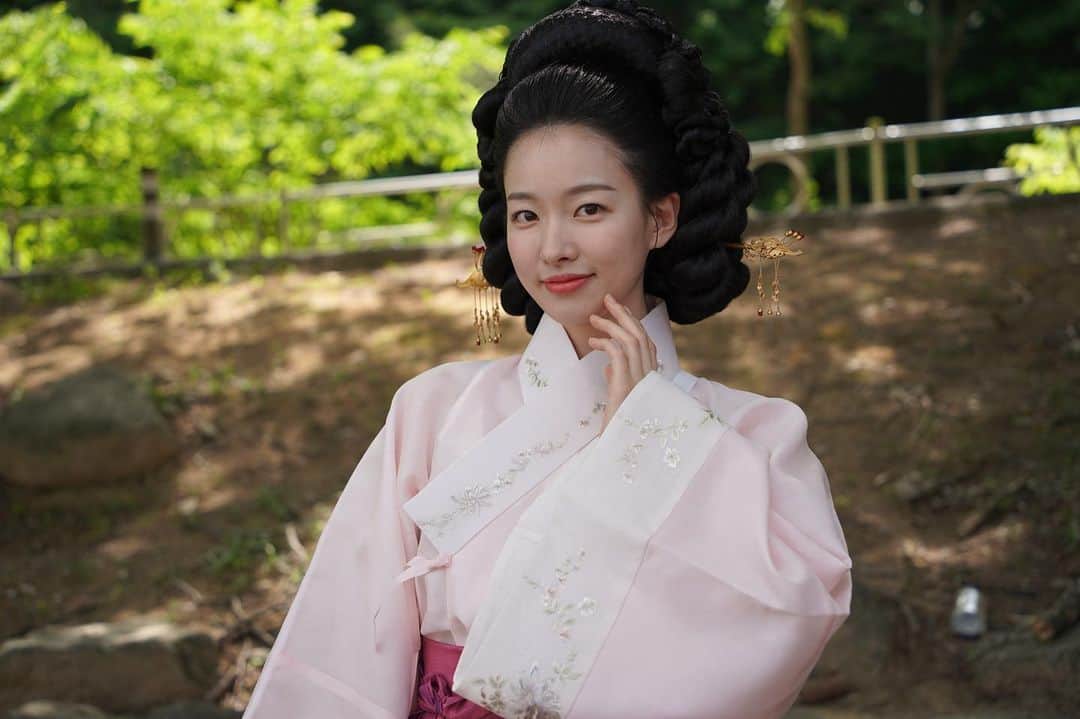 イ・シアのインスタグラム：「맛있는 점심 드셨나요~~  저는 지금 열심히 kbs 고려거란전쟁 촬영 중이예요 오늘 날씨가 많이 쌀쌀해졌네요 따뜻하게 입으세요❤️」