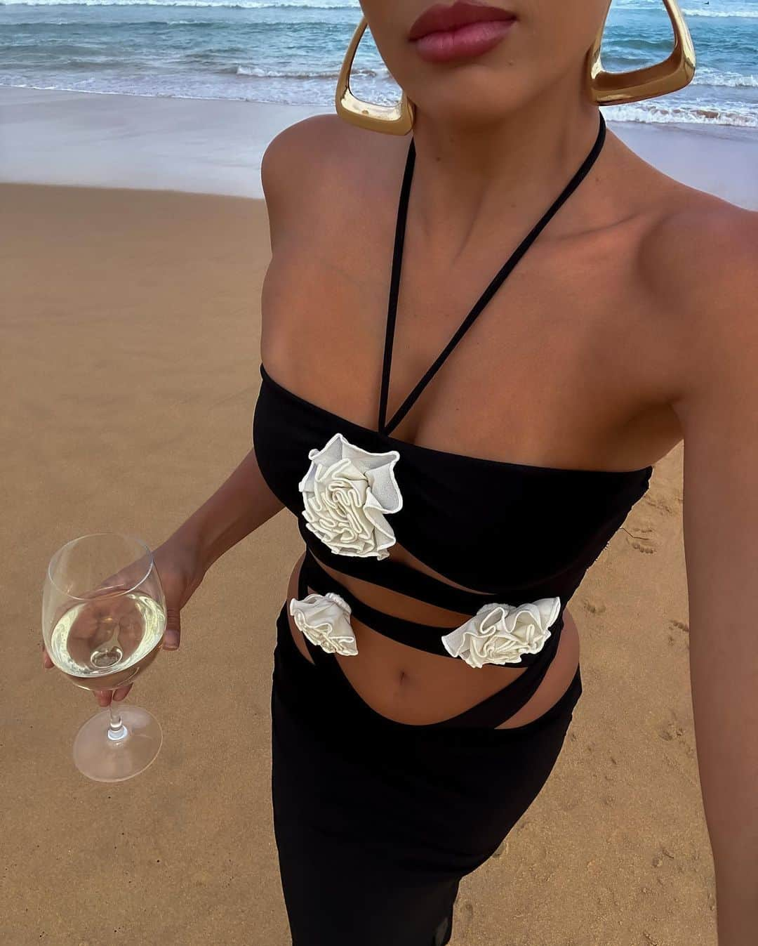 Hannah Pereraさんのインスタグラム写真 - (Hannah PereraInstagram)「When he says let’s go for a little wine date down at the beach and you say okay I’ll put a swimsuit on but little does he know there’s no chance you are getting in the water but technically you have a swimsuit on sooooo….. ☁️ outfit @whitefoxboutique DC - HANNAHP」11月7日 16時00分 - hannah_perera