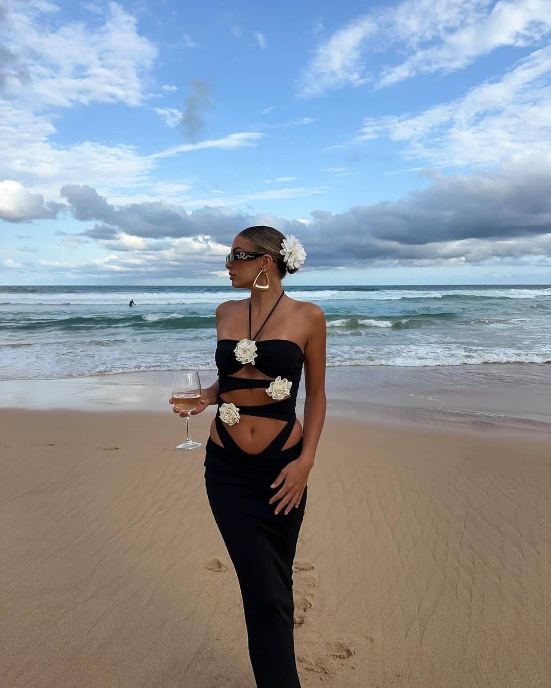 Hannah Pereraさんのインスタグラム写真 - (Hannah PereraInstagram)「When he says let’s go for a little wine date down at the beach and you say okay I’ll put a swimsuit on but little does he know there’s no chance you are getting in the water but technically you have a swimsuit on sooooo….. ☁️ outfit @whitefoxboutique DC - HANNAHP」11月7日 16時00分 - hannah_perera