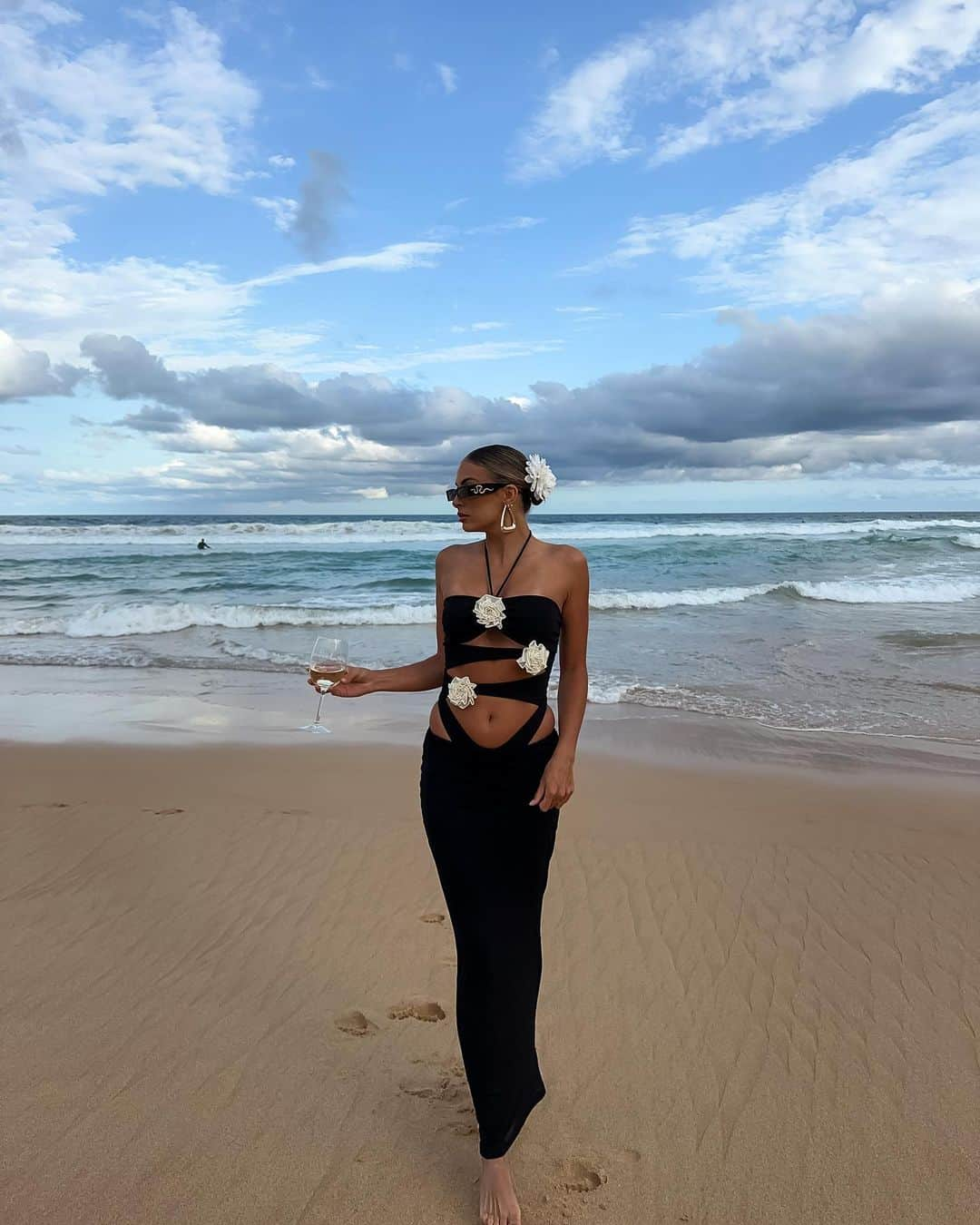 Hannah Pereraさんのインスタグラム写真 - (Hannah PereraInstagram)「When he says let’s go for a little wine date down at the beach and you say okay I’ll put a swimsuit on but little does he know there’s no chance you are getting in the water but technically you have a swimsuit on sooooo….. ☁️ outfit @whitefoxboutique DC - HANNAHP」11月7日 16時00分 - hannah_perera