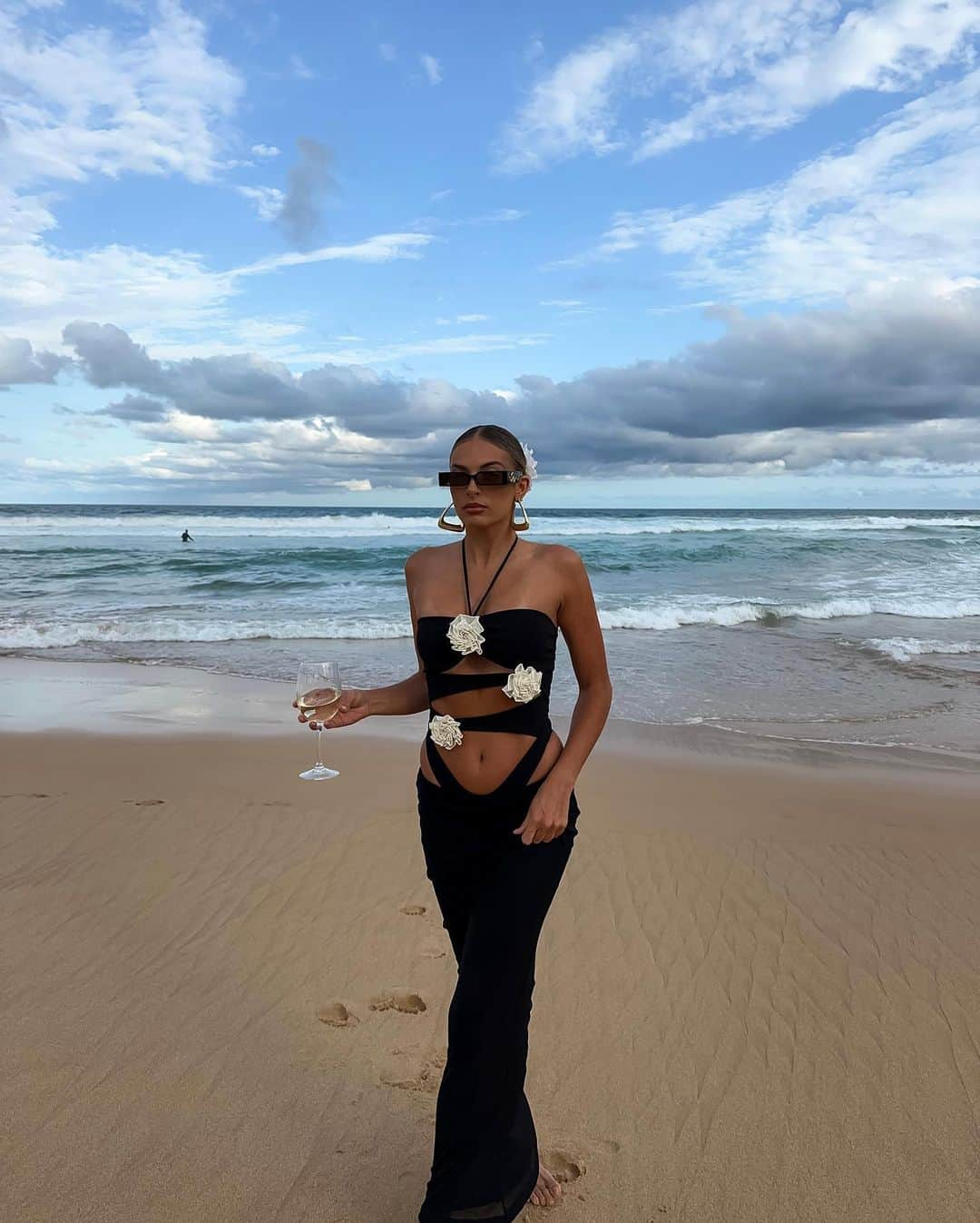 Hannah Pereraさんのインスタグラム写真 - (Hannah PereraInstagram)「When he says let’s go for a little wine date down at the beach and you say okay I’ll put a swimsuit on but little does he know there’s no chance you are getting in the water but technically you have a swimsuit on sooooo….. ☁️ outfit @whitefoxboutique DC - HANNAHP」11月7日 16時00分 - hannah_perera