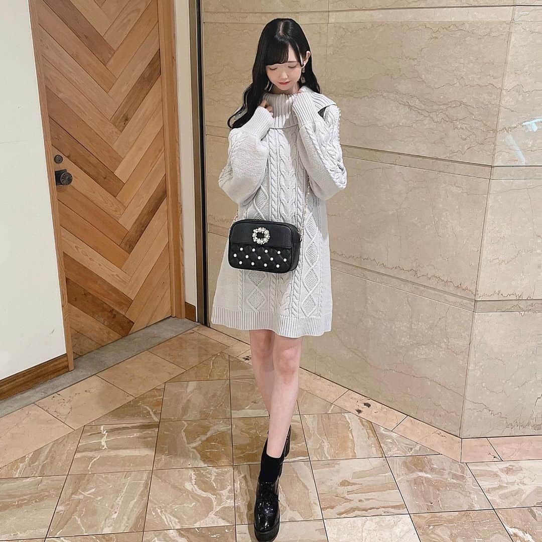 evelyn.coordinateさんのインスタグラム写真 - (evelyn.coordinateInstagram)「\Knit collection/  肩あきのあざと可愛いニットワンピース♥︎︎∗︎*ﾟ  肩あき部分にはパール‼︎ ロングブーツを合わせると大人ガーリーに٩( ᐛ )و  低身長さんオススメアイテム 長過ぎず短過ぎずな丈感☻︎  #パールショルダーニットOP ¥8,500 taxin  #パールショルダーバッグ ¥8,900 taxin  #エブリン#秋物コーデ#低身長コーデ #お出かけコーデ #大人可愛い  #姉妹ブランド#骨格ウェーブ #甘めコーデ#ガーリー#ガーリーコーデ #evelyn#coordinate #fashion」11月7日 14時39分 - evelyn.coordinate