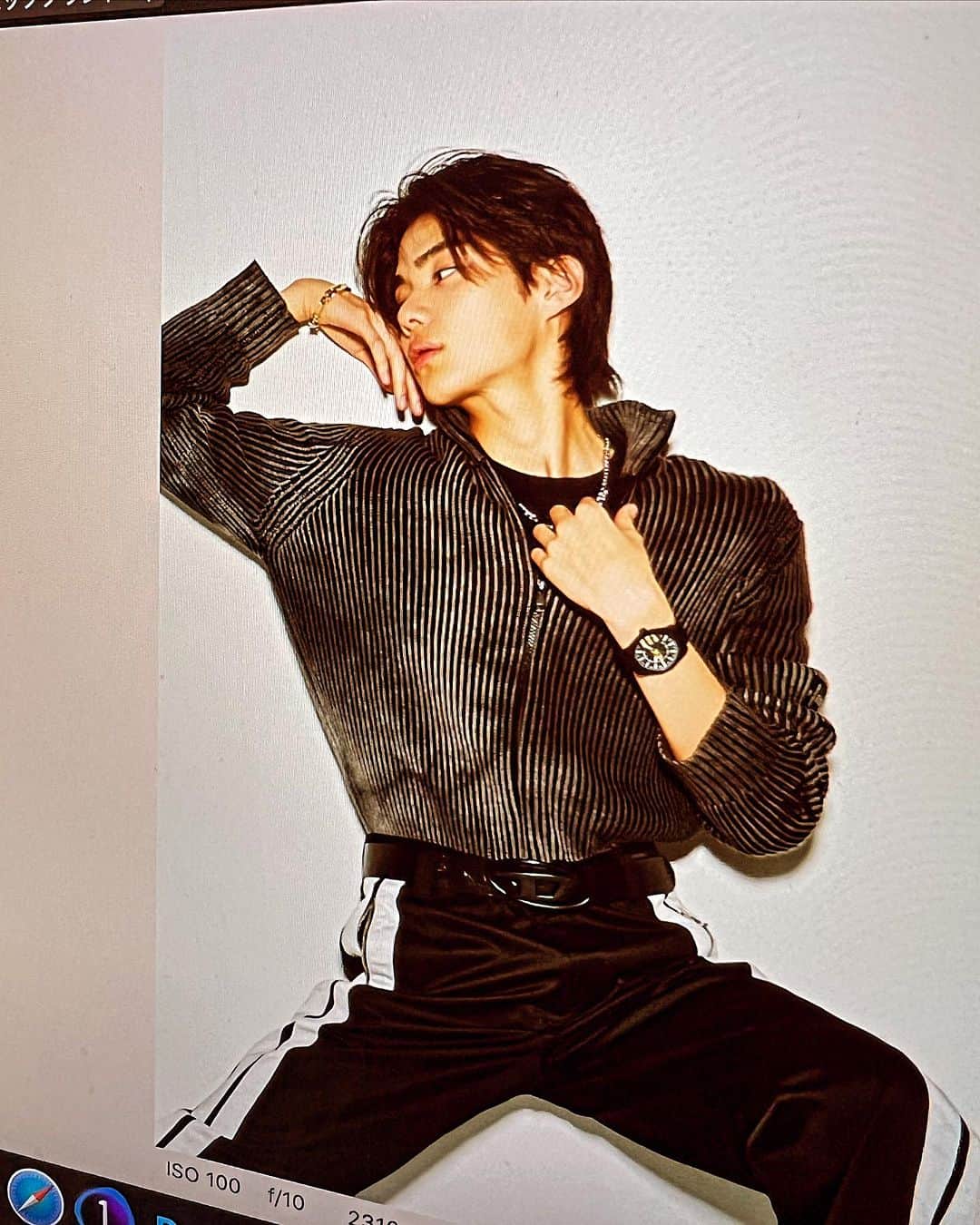 今井竜太郎さんのインスタグラム写真 - (今井竜太郎Instagram)「FINEBOYS ONLINE ~DIESEL WATCHES〜がアップされました✨  今回は前回よりもかっこいいイメージで撮りました®どうですか??🙃  今回のテーマは「やっぱり、黒が好きだ！」です♥ やっぱり黒っていいですよね〜僕が持ってる洋服.シューズとかは黒色が多いです✌️  皆さんも是非ONLINEページを見て黒色をもっと好きになってくださいね☺︎  @fineboys_jp  @diesel  #dieselwatch」11月7日 14時50分 - ryutaro__imai