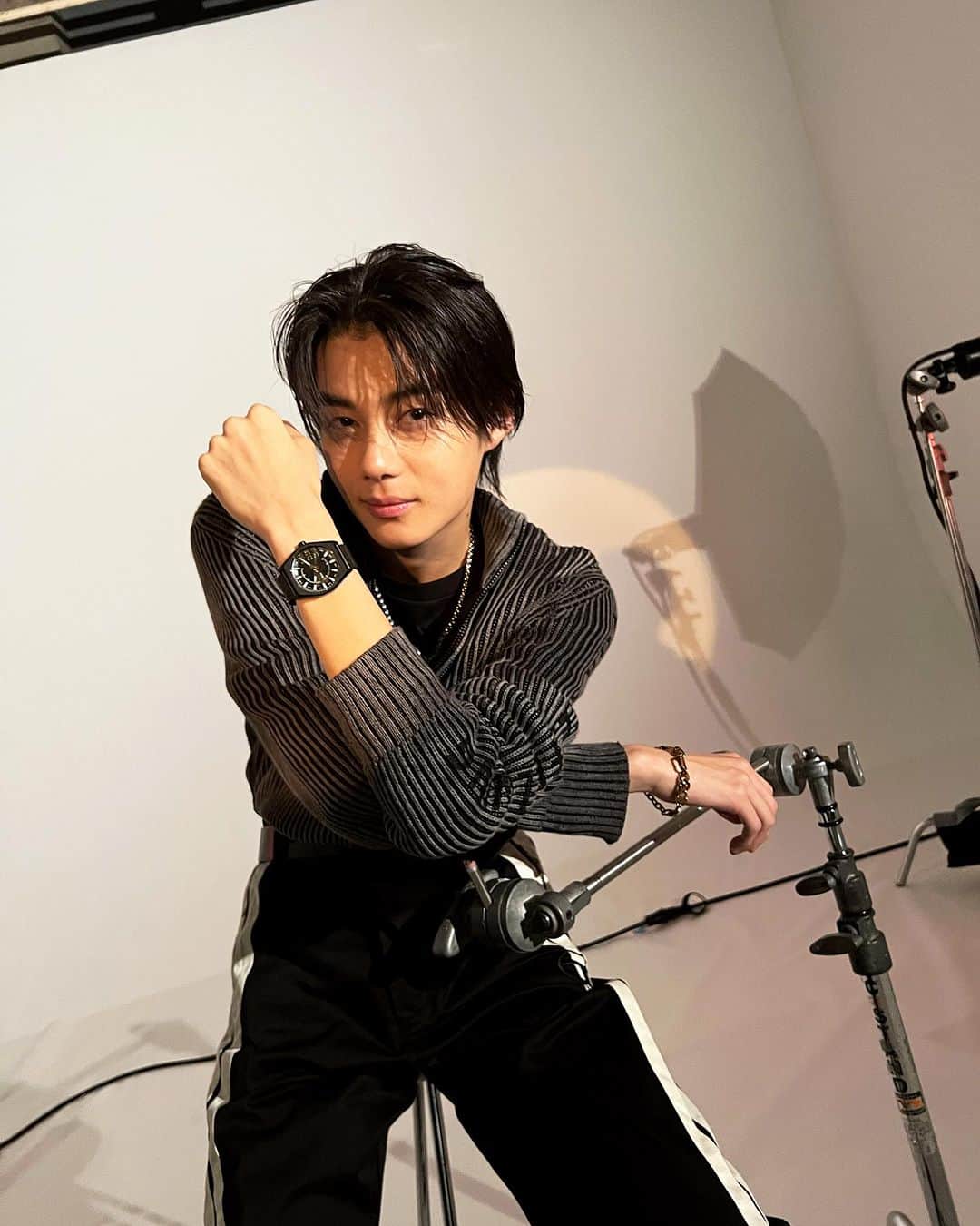 今井竜太郎さんのインスタグラム写真 - (今井竜太郎Instagram)「FINEBOYS ONLINE ~DIESEL WATCHES〜がアップされました✨  今回は前回よりもかっこいいイメージで撮りました®どうですか??🙃  今回のテーマは「やっぱり、黒が好きだ！」です♥ やっぱり黒っていいですよね〜僕が持ってる洋服.シューズとかは黒色が多いです✌️  皆さんも是非ONLINEページを見て黒色をもっと好きになってくださいね☺︎  @fineboys_jp  @diesel  #dieselwatch」11月7日 14時50分 - ryutaro__imai