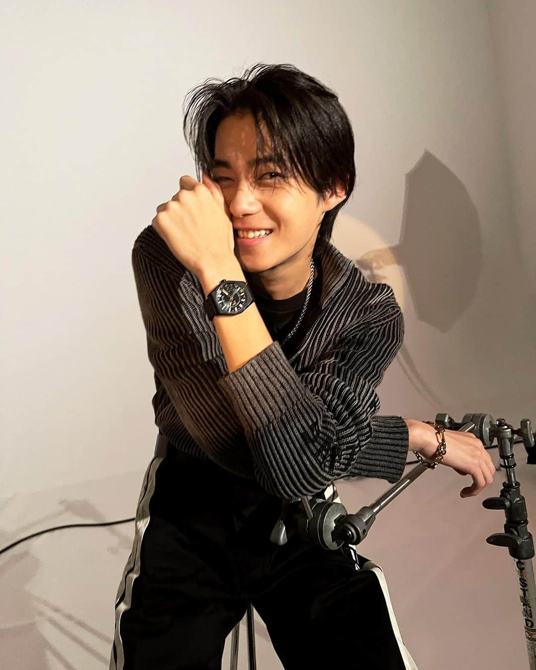 今井竜太郎さんのインスタグラム写真 - (今井竜太郎Instagram)「FINEBOYS ONLINE ~DIESEL WATCHES〜がアップされました✨  今回は前回よりもかっこいいイメージで撮りました®どうですか??🙃  今回のテーマは「やっぱり、黒が好きだ！」です♥ やっぱり黒っていいですよね〜僕が持ってる洋服.シューズとかは黒色が多いです✌️  皆さんも是非ONLINEページを見て黒色をもっと好きになってくださいね☺︎  @fineboys_jp  @diesel  #dieselwatch」11月7日 14時50分 - ryutaro__imai