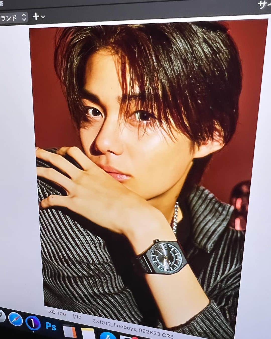 今井竜太郎さんのインスタグラム写真 - (今井竜太郎Instagram)「FINEBOYS ONLINE ~DIESEL WATCHES〜がアップされました✨  今回は前回よりもかっこいいイメージで撮りました®どうですか??🙃  今回のテーマは「やっぱり、黒が好きだ！」です♥ やっぱり黒っていいですよね〜僕が持ってる洋服.シューズとかは黒色が多いです✌️  皆さんも是非ONLINEページを見て黒色をもっと好きになってくださいね☺︎  @fineboys_jp  @diesel  #dieselwatch」11月7日 14時50分 - ryutaro__imai