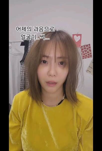 ユ・ハナのインスタグラム：「어쩜 쿠션하고 안하고  이렇게 다른건지 어제 과음해서 다크서클미친듯이 내려오고 얇은 피부는 더 붉어지고 😱  신라면세점 과, 청담 드이희 살롱 본점에서 구매할 수 있는 라에스테는 런칭 후 철저하게 노세일을 고수하고 있답니다.  50% 라는 할인혜택은  프롬하나에서만❤️  방금 세수한 듯 화사하고 보송한 느낌을 주는  ✨️라에스테 초밀착 광채쿠션!!  과한 유분감이 있거나 텁텁해지는 느낌없이 자연스럽게 실크광이 도는 것 처럼 표현이 된답니다. 매트하거나 건조하지않아요😁 자외선차단도 완벽하게!! (SPF50+/PA+++)  기존 21호를 쓰신다면 21호, 이후 호수를 쓰셨다면 23호 추천해요♡」
