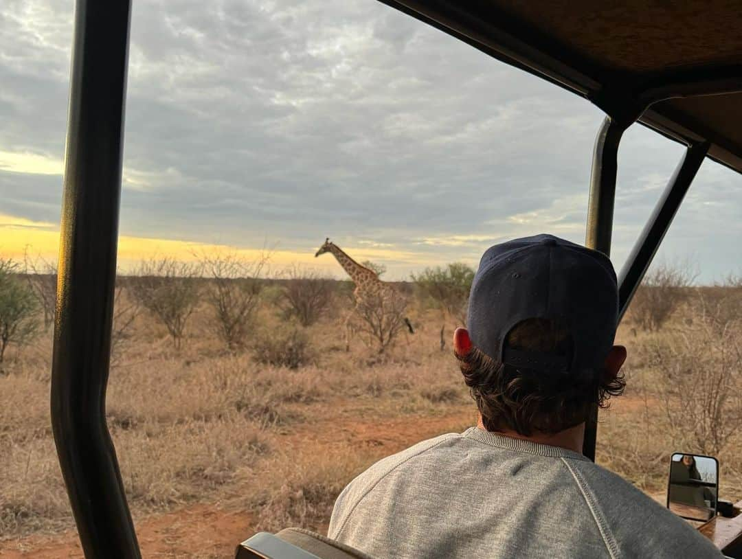 マックス・ホーマさんのインスタグラム写真 - (マックス・ホーマInstagram)「I’ll never be able to properly explain how cool this experience was @madikwecom Thanks so much to @molorisafari for treating us so well and making this a trip of a lifetime. Now time to get ready for @africasmajor 🤝」11月7日 14時46分 - max.homa