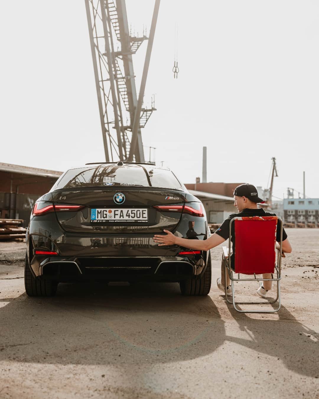 BMWのインスタグラム：「You and i electrify ✋⚡️ #BMWRepost 📸: @thewilddrivelife @bmw_faba The BMW i4 M50.  #THEi4 #BMWi #BornElectric  __ BMW i4 M50: Combined power consumption: 22.6–18.0 kWh/100 km. Combined CO2 emissions: 0 g/km. Electric range: 414–520 kilometers. All data according to WLTP. Further info: www.bmw.com/disclaimer」