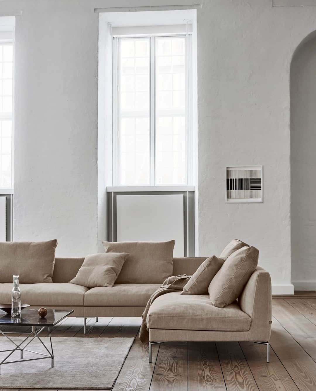 eilersenのインスタグラム：「“Ra is not a lounge sofa, it is a sofa that is well-mannered. It has an international feel to it and has a lovely arm that encases the sofa – not too thick and not too thin, but just right for many years to come,” explains Designer Jens Juul Eilersen. ⁠ ⁠ Sofa: RA upholstered in Level 37⁠ Designer: Jens Juul Eilersen⁠ Table: Spider designed by Andreas Hansen⁠ ⁠ ⁠ ⁠ #eilersen #eilersenfurniture #myeilersen #enjoyaneilersen #RA #jensjuuleilersen  #homedecor #sofa #danishdesign #inredning #finahem #interiorlovers #interiordesign #modernliving #minimalism #nordiskehjem #nordicinspiration #nordicliving #craftsmanship #boligindretning #designinterior #livingroominspo #boliginspiration  #hemindredning #schönerwohnen #nordicminimalism #designinspiration #throughgenerations」