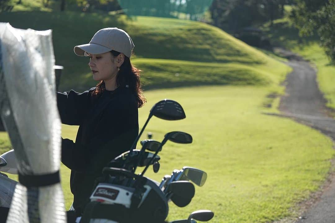 荒井奈緒美のインスタグラム：「⛳️  いい気候で最高だった日🔥 まだまだだけど、行くたび頑張れてる💪🏻 素振りだけはいいのに打つとボール見失う😇 アプローチがなかなか上手くいかなかったーーーー けど、最後の動画はうまくいって、パーで納められました✌︎  新しくゲットした#captainhelmgolf  のパンツ🩲 この日初下ろししたピンも使えた📍  #golf#golflife#いいアプローチして喜びの舞 #captainhelmgolf」