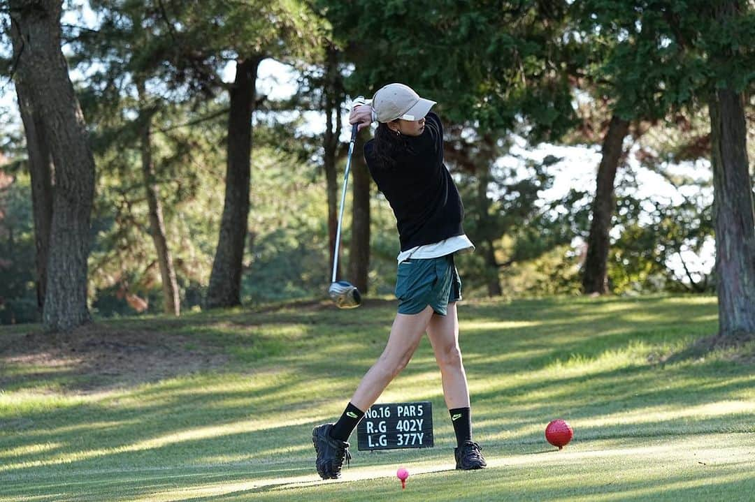 荒井奈緒美さんのインスタグラム写真 - (荒井奈緒美Instagram)「⛳️  いい気候で最高だった日🔥 まだまだだけど、行くたび頑張れてる💪🏻 素振りだけはいいのに打つとボール見失う😇 アプローチがなかなか上手くいかなかったーーーー けど、最後の動画はうまくいって、パーで納められました✌︎  新しくゲットした#captainhelmgolf  のパンツ🩲 この日初下ろししたピンも使えた📍  #golf#golflife#いいアプローチして喜びの舞 #captainhelmgolf」11月7日 14時59分 - naomi__arai