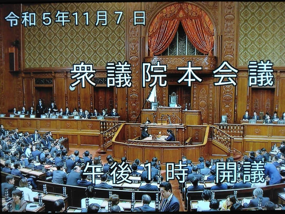 海江田万里さんのインスタグラム写真 - (海江田万里Instagram)「衆議院本会議が開かれ、臨時国会で最初の内閣提出法案「国立大学の法人法の一部を改正する法律案」について、趣旨説明と質疑が行われました。 大学の自主性・自律性を高めるためと国立大学が法人化されて、２０年が経ちました。 これにより、運営費交付金などが削減され、大学の運営が厳しくなり、研究者が育たたず、日本の大学は世界から遅れをとっているなどの声も聞かれています。 今回の改正案は、一定規模の国立大学に対し中期計画や予算などを決める「運営方針会議」の設置を義務付けるものですが、会議の位置づけや人選方法などについて野党から懸念が表明されました。 これからの文部科学委員会での審議では、２０年経った大学法人化の成果についても総括が必要でしょう。」11月7日 14時54分 - kaiedabanri