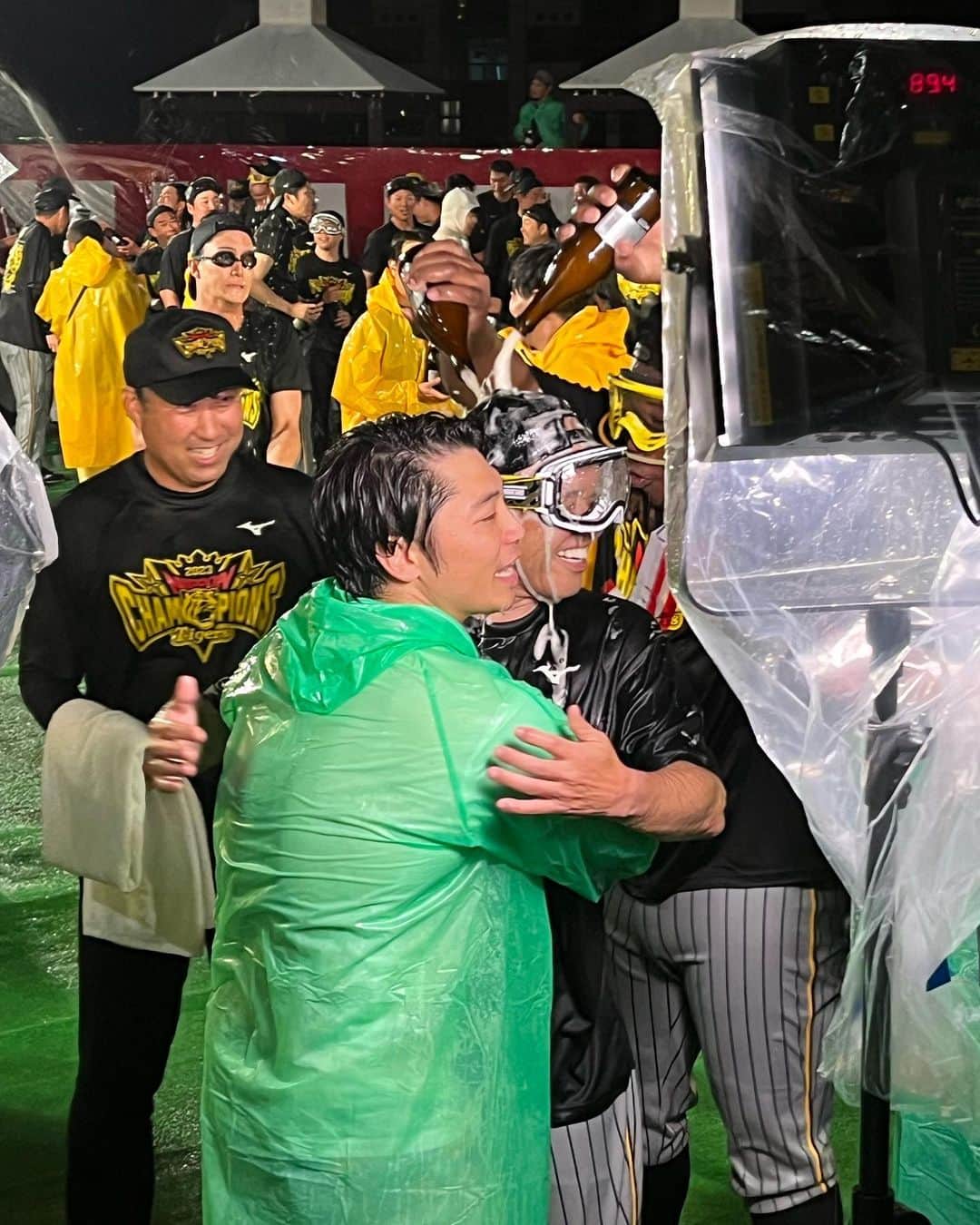 新山士彦のインスタグラム：「夢の時間すぎました！夢でもこんな幸せな瞬間見たことない！！夢越え！！！！ 一生夢見させ続けてくれるのがタイガース！！！ 日本一おめでとうございます！！！ (最後の写真はビールかけの前に選手全員の前でギャグふられて鬼滑りしている時のものです。大好きな選手全員の冷めた視線、死ぬかと思いました。)」