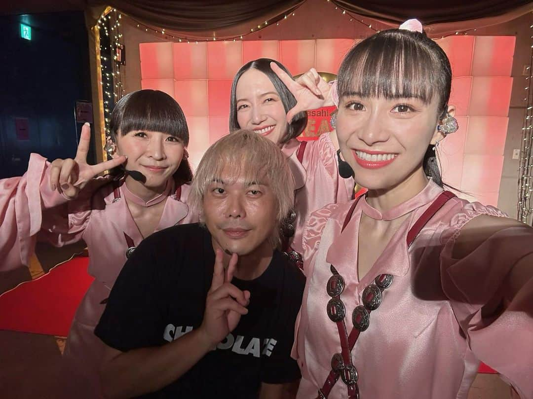 西脇綾香のインスタグラム：「🪩 むかーしむかしから好きでいてくれるガチ勢DJキルユーからのスタート！！Perfume WORLDへの誘いは濃いめ🤗  セットリストが、ほんと私らへの想いを馳せてくれてたね🫧 RHYMESTERさんカエラさんはPerfumeが知ってもらえるきっかけを爆誕させてくれた足向けて寝れん人だったり、 SMAPさんの“Shake”はご本人とコラボしたことある曲だったり “Ultra Soul” “survival dAnce”はPTAコーナーの定番、 ヤバTはありぼぼちゃんからのLOVE魂こもってて、キルユーが背負ってきてくれてたね🥳私らはヤバTとも対バンしたい夢あるよ💕 そんな中、 アキハバラブ/ぱふゅーむ×DJmomo-i 高校生の時歌ってた打ち水大作戦のうたを選曲してくれました🤣誰も知らんじゃろ〜😂 まさか2023年に聴けるとはね  幕張メッセのデカ箱に轟いてました…！！！  桃井さんにモモーイに伝えたいよ〜😭😭😭 キルユーにしかできない推し活パフォーマンスだったね🔥🔥 私たちの端の端の軌跡まで大切に、今も、愛してくれててありがとう。  ピエール中野ってメンションしたくて“ぴえ”って打ったら、 PIERRE HERMÉ PARIS出てきて笑った😂  てゆかギャルピー✌🏻の表情まじうけるな　 ギャル仕様なんなの　目線がやだね🤍カメラこっちだよ🤗  #ピエール中野 #ピエール #キルユー って呼んでるよ #nakanokillyou 聴いてみてね」