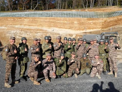 陸上自衛隊さんのインスタグラム写真 - (陸上自衛隊Instagram)「🇲🇳🇯🇵#陸上自衛隊 は、１０月２３日から３１日までの間、来日した#モンゴル陸軍 工兵１４名に対して #ＰＫＯ 施設分野での#能力構築支援を行いました。今次プログラムでは #施設学校 、#東北方面隊 及び #中央即応連隊 を研修し、道路工事や宿営地設営に係る自衛隊の技術を共有しました。 #東北方面隊 においては、今春の派遣事業で共に汗を流した日モ隊員が再会を手を取って喜び合い、強い絆を更に深めることができました🤝。今後も、陸上自衛隊はモンゴル陸軍とともに、地域・国際社会の平和と安定に貢献してまいります。  🇯🇵🇲🇳#JGSDF conducted #PKO cooperation with Mongolian Army in JPN from 23 to 31 Oct. #Engineer_School, #North_Eastern_Army (NEA) and #Central_Readiness_Regiment(CRR) provided MA with their skills regarding road and forward operation base construction in this program. A wonderful reunion happened among the members who had worked together on the spring program, which made their bond stronger🤝. #JGSDF will continue to contribute to regional and international peace and stability together with MA.」11月7日 15時00分 - jgsdf_pr