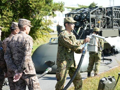 陸上自衛隊さんのインスタグラム写真 - (陸上自衛隊Instagram)「🇲🇳🇯🇵#陸上自衛隊 は、１０月２３日から３１日までの間、来日した#モンゴル陸軍 工兵１４名に対して #ＰＫＯ 施設分野での#能力構築支援を行いました。今次プログラムでは #施設学校 、#東北方面隊 及び #中央即応連隊 を研修し、道路工事や宿営地設営に係る自衛隊の技術を共有しました。 #東北方面隊 においては、今春の派遣事業で共に汗を流した日モ隊員が再会を手を取って喜び合い、強い絆を更に深めることができました🤝。今後も、陸上自衛隊はモンゴル陸軍とともに、地域・国際社会の平和と安定に貢献してまいります。  🇯🇵🇲🇳#JGSDF conducted #PKO cooperation with Mongolian Army in JPN from 23 to 31 Oct. #Engineer_School, #North_Eastern_Army (NEA) and #Central_Readiness_Regiment(CRR) provided MA with their skills regarding road and forward operation base construction in this program. A wonderful reunion happened among the members who had worked together on the spring program, which made their bond stronger🤝. #JGSDF will continue to contribute to regional and international peace and stability together with MA.」11月7日 15時00分 - jgsdf_pr