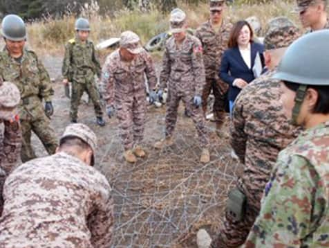 陸上自衛隊さんのインスタグラム写真 - (陸上自衛隊Instagram)「🇲🇳🇯🇵#陸上自衛隊 は、１０月２３日から３１日までの間、来日した#モンゴル陸軍 工兵１４名に対して #ＰＫＯ 施設分野での#能力構築支援を行いました。今次プログラムでは #施設学校 、#東北方面隊 及び #中央即応連隊 を研修し、道路工事や宿営地設営に係る自衛隊の技術を共有しました。 #東北方面隊 においては、今春の派遣事業で共に汗を流した日モ隊員が再会を手を取って喜び合い、強い絆を更に深めることができました🤝。今後も、陸上自衛隊はモンゴル陸軍とともに、地域・国際社会の平和と安定に貢献してまいります。  🇯🇵🇲🇳#JGSDF conducted #PKO cooperation with Mongolian Army in JPN from 23 to 31 Oct. #Engineer_School, #North_Eastern_Army (NEA) and #Central_Readiness_Regiment(CRR) provided MA with their skills regarding road and forward operation base construction in this program. A wonderful reunion happened among the members who had worked together on the spring program, which made their bond stronger🤝. #JGSDF will continue to contribute to regional and international peace and stability together with MA.」11月7日 15時00分 - jgsdf_pr