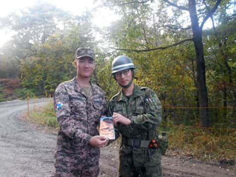 陸上自衛隊さんのインスタグラム写真 - (陸上自衛隊Instagram)「🇲🇳🇯🇵#陸上自衛隊 は、１０月２３日から３１日までの間、来日した#モンゴル陸軍 工兵１４名に対して #ＰＫＯ 施設分野での#能力構築支援を行いました。今次プログラムでは #施設学校 、#東北方面隊 及び #中央即応連隊 を研修し、道路工事や宿営地設営に係る自衛隊の技術を共有しました。 #東北方面隊 においては、今春の派遣事業で共に汗を流した日モ隊員が再会を手を取って喜び合い、強い絆を更に深めることができました🤝。今後も、陸上自衛隊はモンゴル陸軍とともに、地域・国際社会の平和と安定に貢献してまいります。  🇯🇵🇲🇳#JGSDF conducted #PKO cooperation with Mongolian Army in JPN from 23 to 31 Oct. #Engineer_School, #North_Eastern_Army (NEA) and #Central_Readiness_Regiment(CRR) provided MA with their skills regarding road and forward operation base construction in this program. A wonderful reunion happened among the members who had worked together on the spring program, which made their bond stronger🤝. #JGSDF will continue to contribute to regional and international peace and stability together with MA.」11月7日 15時00分 - jgsdf_pr