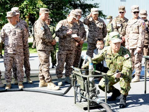 陸上自衛隊さんのインスタグラム写真 - (陸上自衛隊Instagram)「🇲🇳🇯🇵#陸上自衛隊 は、１０月２３日から３１日までの間、来日した#モンゴル陸軍 工兵１４名に対して #ＰＫＯ 施設分野での#能力構築支援を行いました。今次プログラムでは #施設学校 、#東北方面隊 及び #中央即応連隊 を研修し、道路工事や宿営地設営に係る自衛隊の技術を共有しました。 #東北方面隊 においては、今春の派遣事業で共に汗を流した日モ隊員が再会を手を取って喜び合い、強い絆を更に深めることができました🤝。今後も、陸上自衛隊はモンゴル陸軍とともに、地域・国際社会の平和と安定に貢献してまいります。  🇯🇵🇲🇳#JGSDF conducted #PKO cooperation with Mongolian Army in JPN from 23 to 31 Oct. #Engineer_School, #North_Eastern_Army (NEA) and #Central_Readiness_Regiment(CRR) provided MA with their skills regarding road and forward operation base construction in this program. A wonderful reunion happened among the members who had worked together on the spring program, which made their bond stronger🤝. #JGSDF will continue to contribute to regional and international peace and stability together with MA.」11月7日 15時00分 - jgsdf_pr