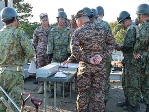 陸上自衛隊さんのインスタグラム写真 - (陸上自衛隊Instagram)「🇲🇳🇯🇵#陸上自衛隊 は、１０月２３日から３１日までの間、来日した#モンゴル陸軍 工兵１４名に対して #ＰＫＯ 施設分野での#能力構築支援を行いました。今次プログラムでは #施設学校 、#東北方面隊 及び #中央即応連隊 を研修し、道路工事や宿営地設営に係る自衛隊の技術を共有しました。 #東北方面隊 においては、今春の派遣事業で共に汗を流した日モ隊員が再会を手を取って喜び合い、強い絆を更に深めることができました🤝。今後も、陸上自衛隊はモンゴル陸軍とともに、地域・国際社会の平和と安定に貢献してまいります。  🇯🇵🇲🇳#JGSDF conducted #PKO cooperation with Mongolian Army in JPN from 23 to 31 Oct. #Engineer_School, #North_Eastern_Army (NEA) and #Central_Readiness_Regiment(CRR) provided MA with their skills regarding road and forward operation base construction in this program. A wonderful reunion happened among the members who had worked together on the spring program, which made their bond stronger🤝. #JGSDF will continue to contribute to regional and international peace and stability together with MA.」11月7日 15時00分 - jgsdf_pr