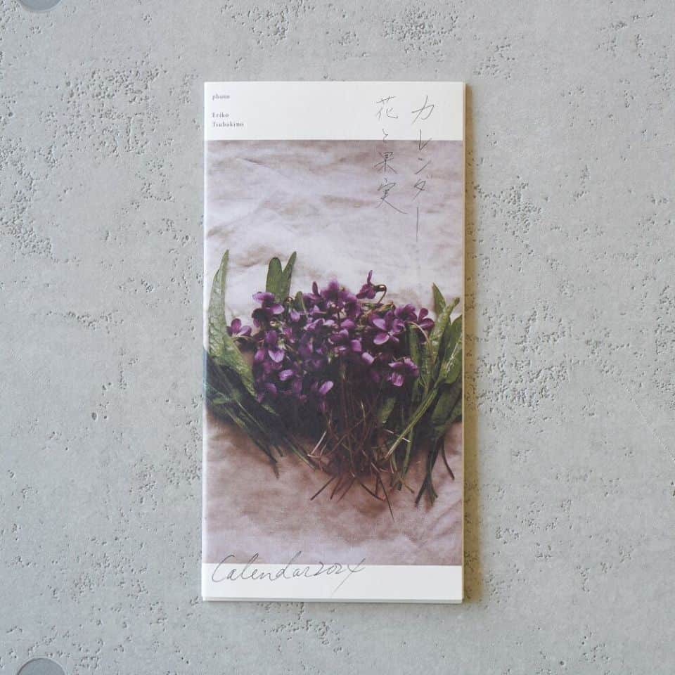 手紙社さんのインスタグラム写真 - (手紙社Instagram)「【「月刊手紙舎」1年の季節を感じる草花のカレンダー】 庭で育てた植物や果物を、その季節のありのままの姿と自然の光を大切にしながら切り取り、それぞれの写真にまつわる文章を添えてカレンダーやポストカードをつくっているフォトエッセイストの椿野恵里子さん（@tsubakino_eriko）。2024年のカレンダーも、１枚ずつが切り取られており、月毎に変えても、12枚を並べて飾っても素敵です。フィルムカメラで撮影された季節ごとの草花の写真は、その月の気温や空気感までも感じるよう。カレンダーと一緒に、そこに映る草花をお部屋に飾るのもおすすめです。  ▶︎詳しくは「@tegamisha」プロフィールのURLより、情報まとめページへ！  ▶︎画像左下のショッピングバッグアイコンをタップ！  ーーーーー  【「月刊手紙舎」2023年11月号 概要】  ◎特集「雑誌LETTERS特集」  ▶︎オンラインショップへは@tegamisha_monthlyのプロフィールのURLから！  #椿野恵里子#フォト#写真#ボタニカル#カレンダー#2024#手紙社#手紙舎#月刊手紙舎#オンラインイベント#オンラインショップ#紙博#東京蚤の市#紙好き#文房具#文具好き#手帳デコ#ノートデコ#手帳の中身#生活雑貨#デザイン#tegamisha#kamihaku#paper#stationery#paperlover#paperlovers#art」11月7日 15時00分 - tegamisha