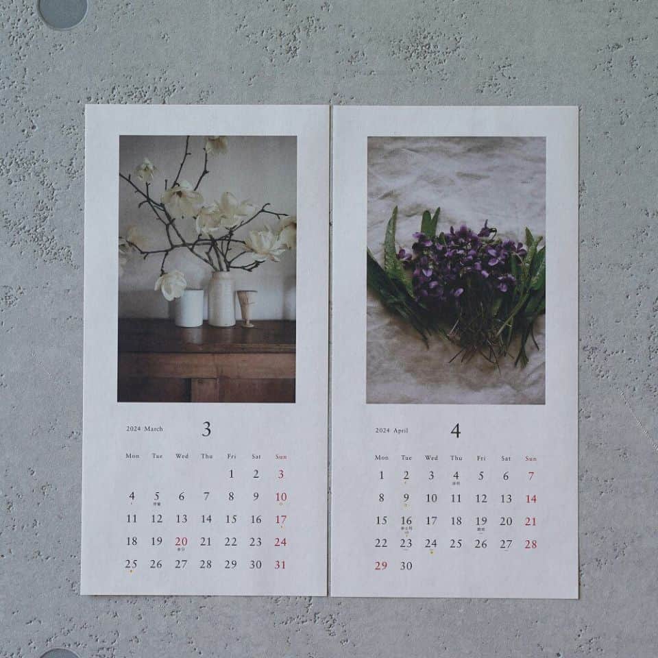 手紙社さんのインスタグラム写真 - (手紙社Instagram)「【「月刊手紙舎」1年の季節を感じる草花のカレンダー】 庭で育てた植物や果物を、その季節のありのままの姿と自然の光を大切にしながら切り取り、それぞれの写真にまつわる文章を添えてカレンダーやポストカードをつくっているフォトエッセイストの椿野恵里子さん（@tsubakino_eriko）。2024年のカレンダーも、１枚ずつが切り取られており、月毎に変えても、12枚を並べて飾っても素敵です。フィルムカメラで撮影された季節ごとの草花の写真は、その月の気温や空気感までも感じるよう。カレンダーと一緒に、そこに映る草花をお部屋に飾るのもおすすめです。  ▶︎詳しくは「@tegamisha」プロフィールのURLより、情報まとめページへ！  ▶︎画像左下のショッピングバッグアイコンをタップ！  ーーーーー  【「月刊手紙舎」2023年11月号 概要】  ◎特集「雑誌LETTERS特集」  ▶︎オンラインショップへは@tegamisha_monthlyのプロフィールのURLから！  #椿野恵里子#フォト#写真#ボタニカル#カレンダー#2024#手紙社#手紙舎#月刊手紙舎#オンラインイベント#オンラインショップ#紙博#東京蚤の市#紙好き#文房具#文具好き#手帳デコ#ノートデコ#手帳の中身#生活雑貨#デザイン#tegamisha#kamihaku#paper#stationery#paperlover#paperlovers#art」11月7日 15時00分 - tegamisha
