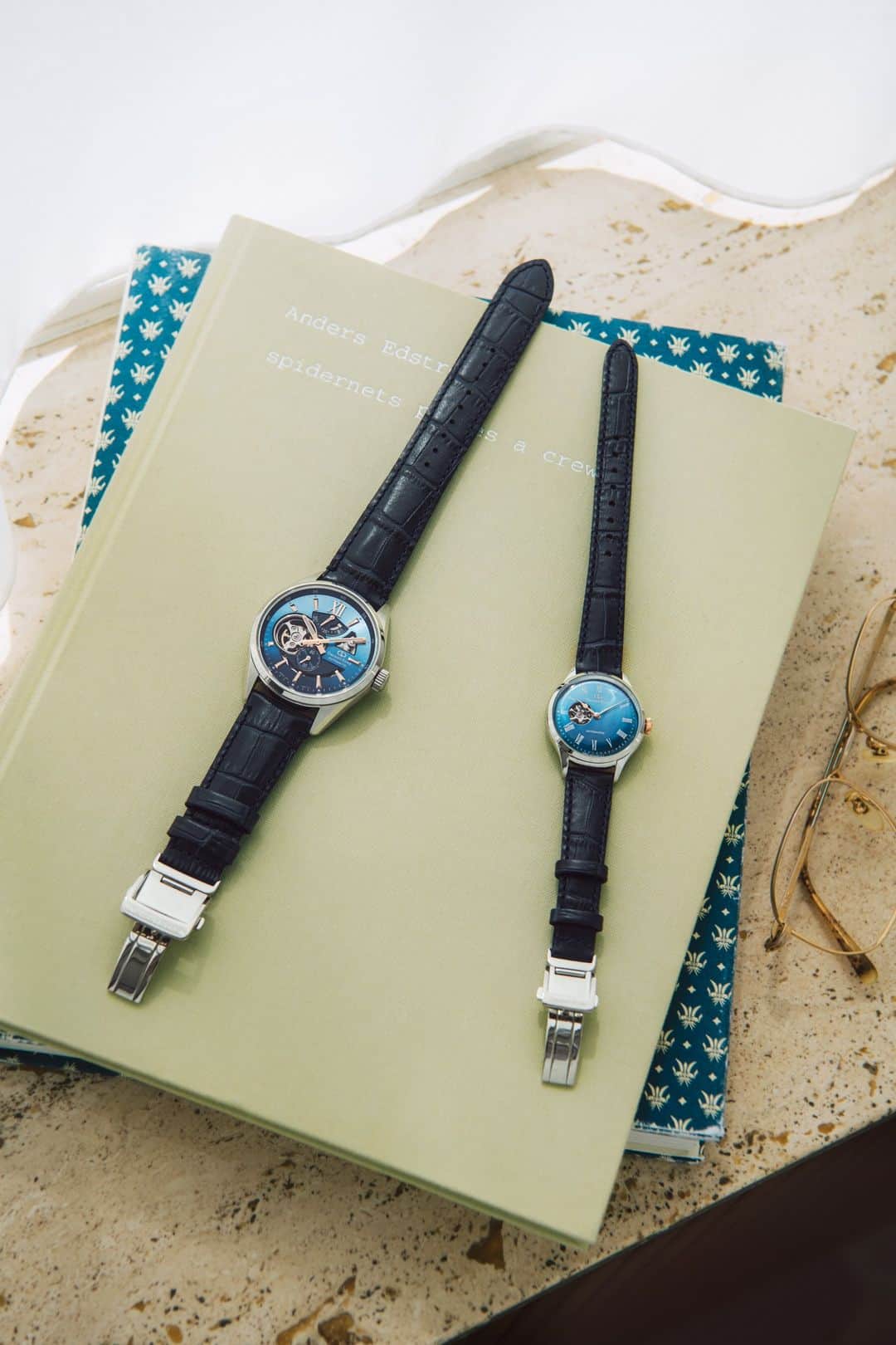 &Premium [&Premium] magazine.さんのインスタグラム写真 - (&Premium [&Premium] magazine.Instagram)「日本の職人によって作られる〈オリエントスター〉の機械式腕時計。移りゆく空と海の青を表した＂Moving Blue＂シリーズをはじめ、繊細なパーツが美しい逸品について本誌サイトで紹介しています。『&Premium.jp』にて「オリエントスター」と検索。リンクはプロフから→@and_premium photo :@yamamotoayumi3 styling : Itsumi Takashina #OrientStar #オリエントスター  #PR」11月7日 15時01分 - and_premium