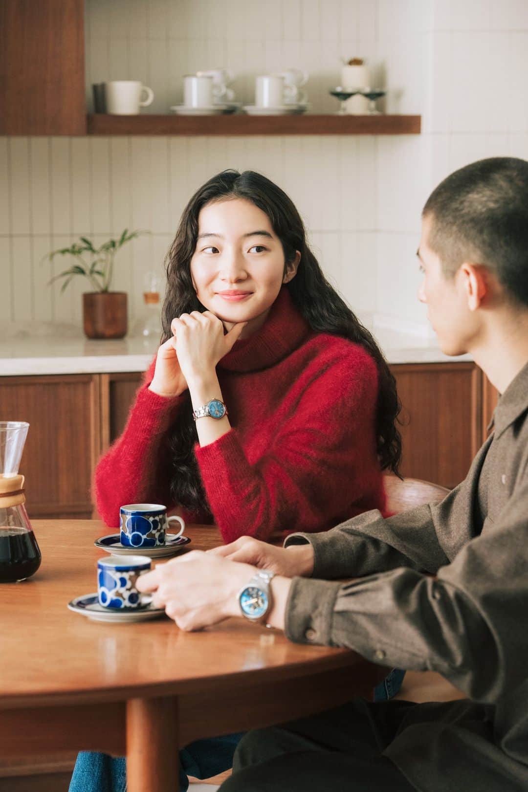 &Premium [&Premium] magazine.のインスタグラム：「日本の職人によって作られる〈オリエントスター〉の機械式腕時計。移りゆく空と海の青を表した＂Moving Blue＂シリーズをはじめ、繊細なパーツが美しい逸品について本誌サイトで紹介しています。『&Premium.jp』にて「オリエントスター」と検索。リンクはプロフから→@and_premium photo :@yamamotoayumi3 styling : Itsumi Takashina #OrientStar #オリエントスター  #PR」