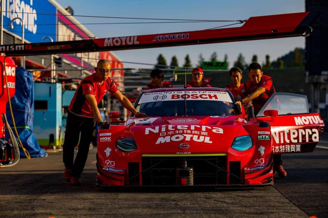 千代勝正のインスタグラム：「今シーズンも3号車・そしてニスモチームスタッフ全員に感謝です。  誰一人愚痴を言わず、何一つ手を抜かず、いつも前向きに声を掛け合って戦ってくれました。  彼らなしではここまで来ることは出来なかったです。 本当に有難うございました！  #SUPERGT #nismo」
