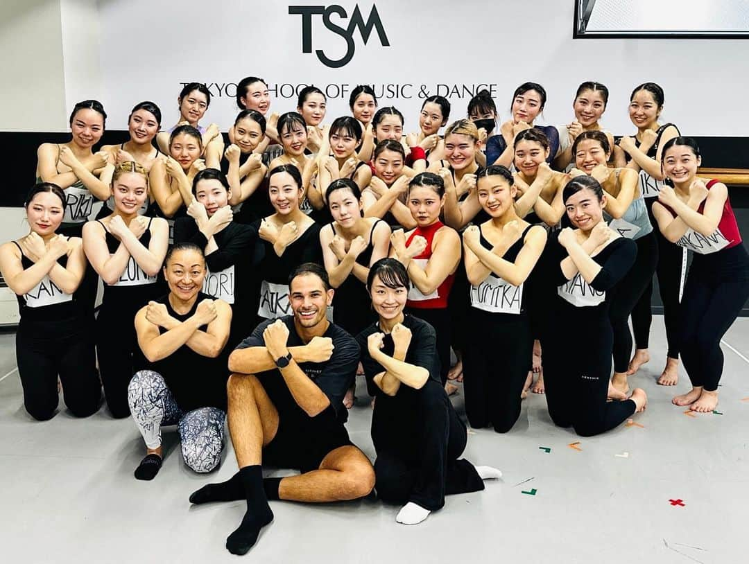 Tokyo School of Music&danceのインスタグラム：「. 2023/11/4.5.6 TSM【DIP】 ❋ ❋ 先日2023年秋のDIPが開催されました！  まずは女子グループのレッスン！3日間にわたるDIPがスタート！  今回は、 日本初来日の『リカルド・バタグリア先生』そしてDIPベテラン講師の『イアン・スプリング先生』に来ていただきました！  スタジオ内の鏡がくもってしまうほど白熱したレッスンで、学生達の真剣な姿勢が感じられました。  最後には笑顔で集合写真！イアン先生お気に入りのポーズで写真を撮りDIPを締めくくりました！  踊った後の笑顔が清々しくとても素敵です✨  26日には男子DIPがあります！この熱が冷めないように最後まで楽しみます！ ❋ ❋ ❋ イアン先生リカルド先生ヴォルティア先生ありがとうございました🥰 @ianspring  @itsriccardobattaglia  @keiko_voltaire  ❋ ❋ ❋  #tsm #tsm西葛西 #tsm西葛西校  #東京スクールオブミュージックandダンス専門学校 #tokyoschoolofmusicanddance  #ダンス #DIP #Danceinternationalprogram  #2023 #コンテンポラリー」