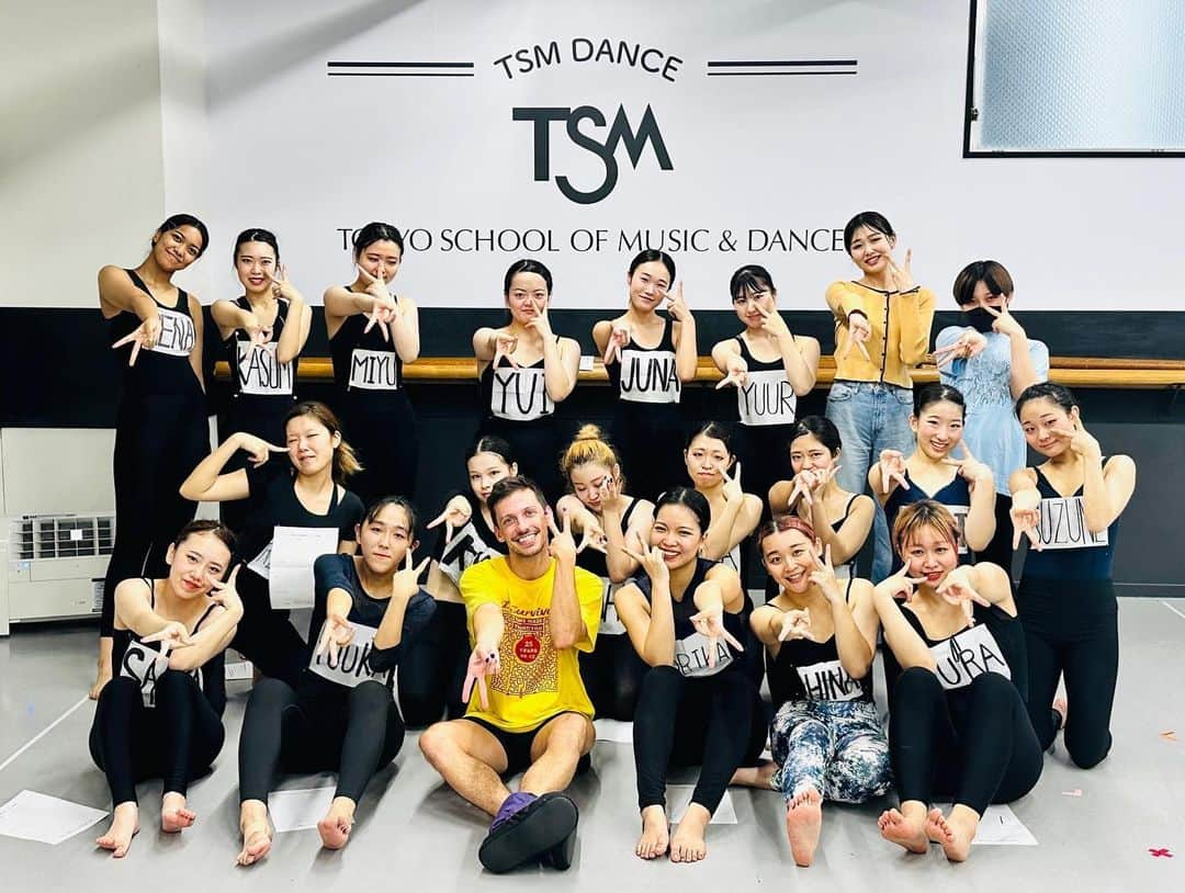 Tokyo School of Music&danceさんのインスタグラム写真 - (Tokyo School of Music&danceInstagram)「. 2023/11/4.5.6 TSM【DIP】 ❋ ❋ 先日2023年秋のDIPが開催されました！  まずは女子グループのレッスン！3日間にわたるDIPがスタート！  今回は、 日本初来日の『リカルド・バタグリア先生』そしてDIPベテラン講師の『イアン・スプリング先生』に来ていただきました！  スタジオ内の鏡がくもってしまうほど白熱したレッスンで、学生達の真剣な姿勢が感じられました。  最後には笑顔で集合写真！イアン先生お気に入りのポーズで写真を撮りDIPを締めくくりました！  踊った後の笑顔が清々しくとても素敵です✨  26日には男子DIPがあります！この熱が冷めないように最後まで楽しみます！ ❋ ❋ ❋ イアン先生リカルド先生ヴォルティア先生ありがとうございました🥰 @ianspring  @itsriccardobattaglia  @keiko_voltaire  ❋ ❋ ❋  #tsm #tsm西葛西 #tsm西葛西校  #東京スクールオブミュージックandダンス専門学校 #tokyoschoolofmusicanddance  #ダンス #DIP #Danceinternationalprogram  #2023 #コンテンポラリー」11月7日 15時01分 - tsm_musicdance