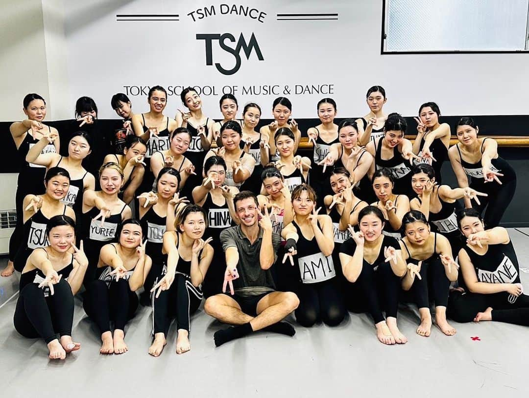 Tokyo School of Music&danceさんのインスタグラム写真 - (Tokyo School of Music&danceInstagram)「. 2023/11/4.5.6 TSM【DIP】 ❋ ❋ 先日2023年秋のDIPが開催されました！  まずは女子グループのレッスン！3日間にわたるDIPがスタート！  今回は、 日本初来日の『リカルド・バタグリア先生』そしてDIPベテラン講師の『イアン・スプリング先生』に来ていただきました！  スタジオ内の鏡がくもってしまうほど白熱したレッスンで、学生達の真剣な姿勢が感じられました。  最後には笑顔で集合写真！イアン先生お気に入りのポーズで写真を撮りDIPを締めくくりました！  踊った後の笑顔が清々しくとても素敵です✨  26日には男子DIPがあります！この熱が冷めないように最後まで楽しみます！ ❋ ❋ ❋ イアン先生リカルド先生ヴォルティア先生ありがとうございました🥰 @ianspring  @itsriccardobattaglia  @keiko_voltaire  ❋ ❋ ❋  #tsm #tsm西葛西 #tsm西葛西校  #東京スクールオブミュージックandダンス専門学校 #tokyoschoolofmusicanddance  #ダンス #DIP #Danceinternationalprogram  #2023 #コンテンポラリー」11月7日 15時01分 - tsm_musicdance